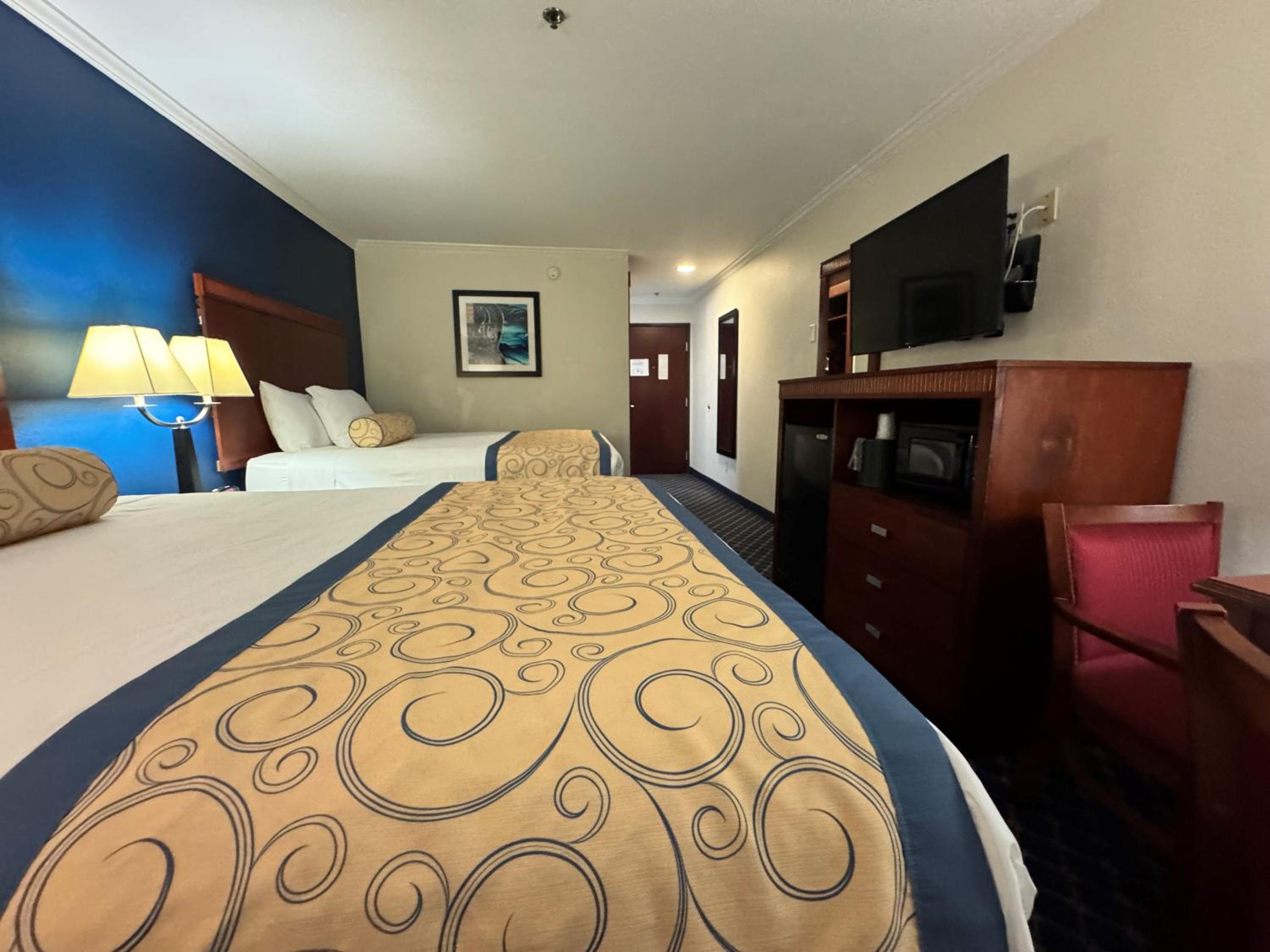 Queen Room with Two Queen Beds - Non-Smoking - Photo 4