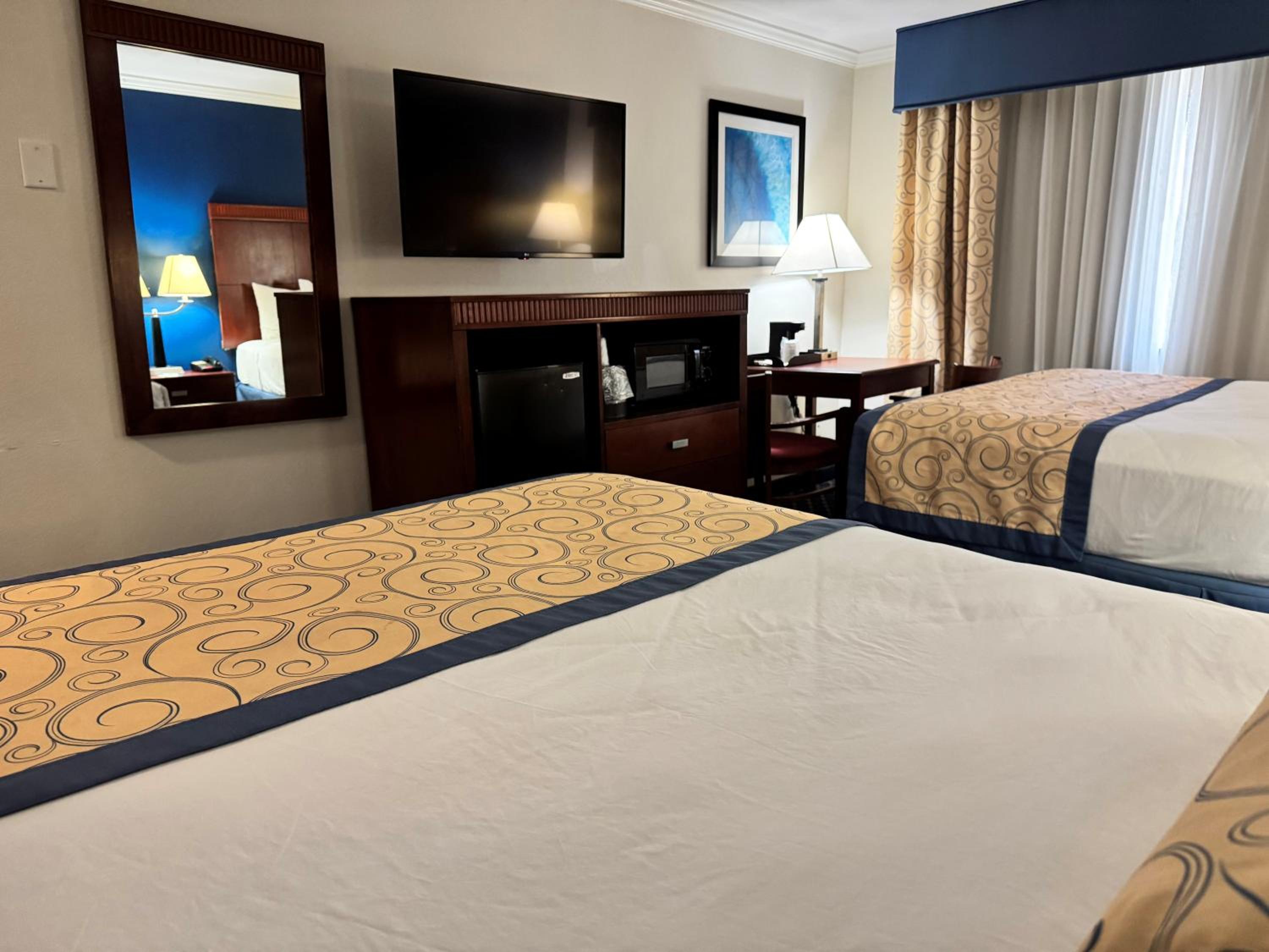 Queen Room with Two Queen Beds - Non-Smoking - Photo 5