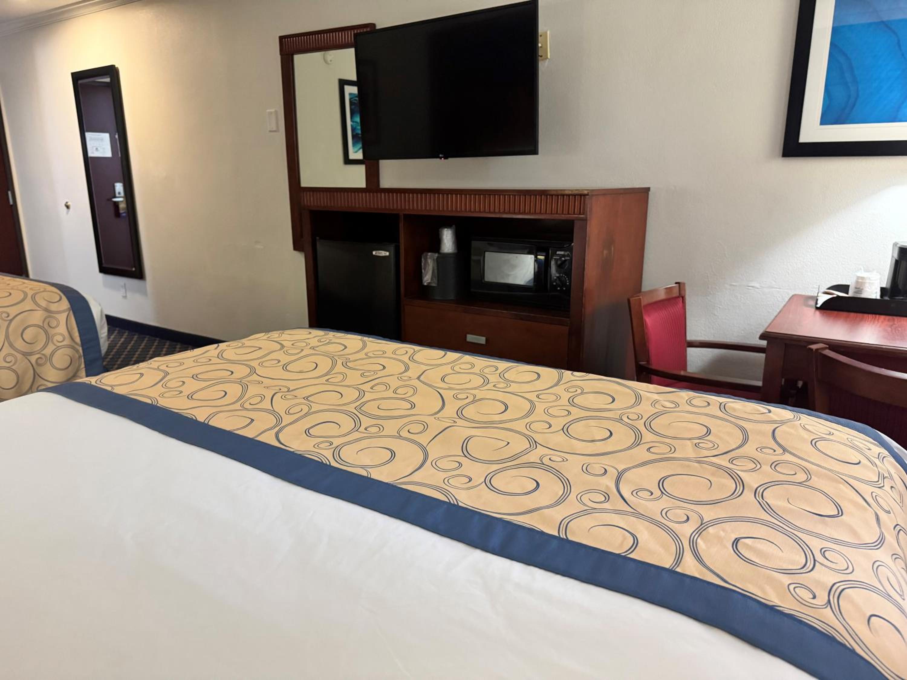 Queen Room with Two Queen Beds - Non-Smoking - Photo 3