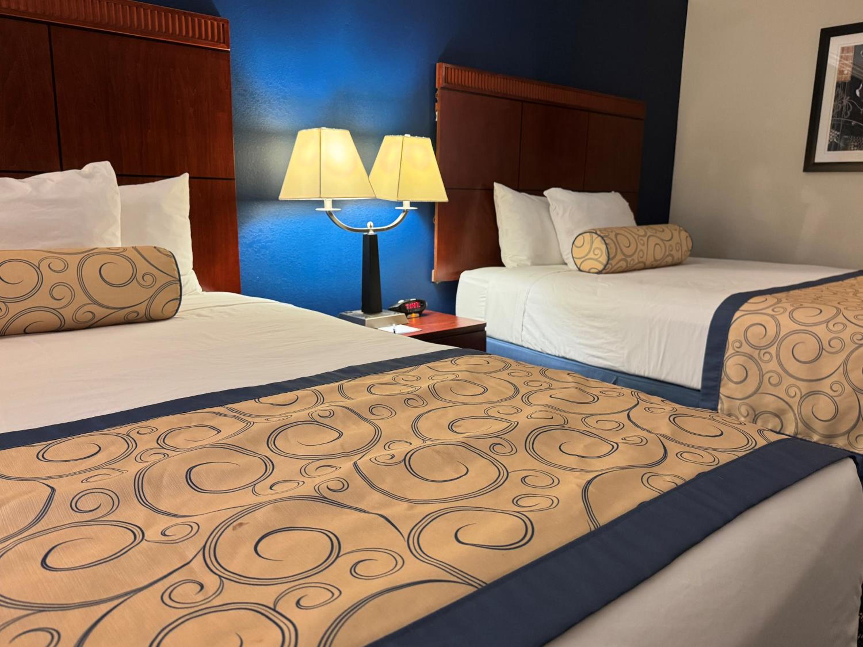 Queen Room with Two Queen Beds - Non-Smoking - Photo 8