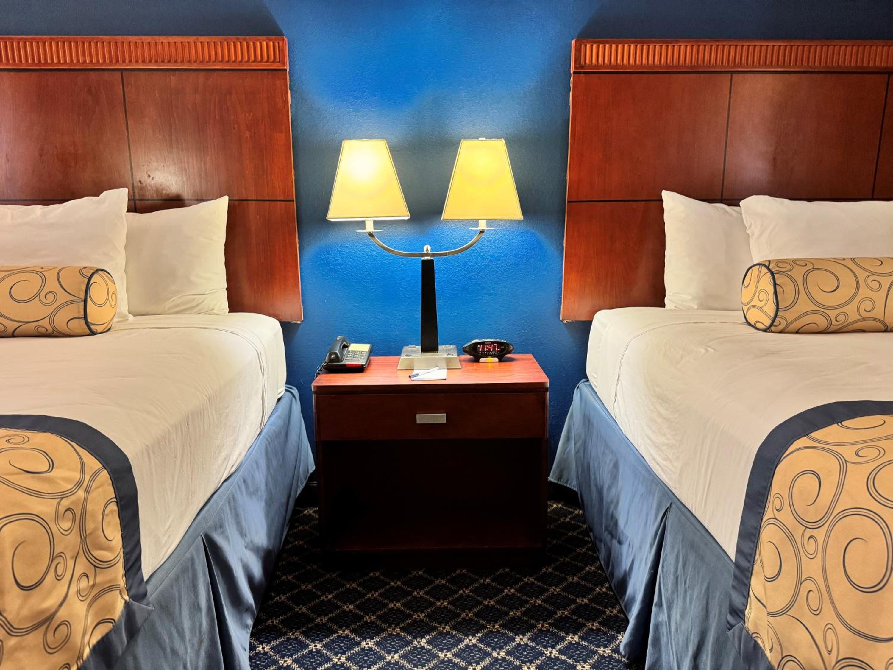 Queen Room with Two Queen Beds - Non-Smoking - Photo 7