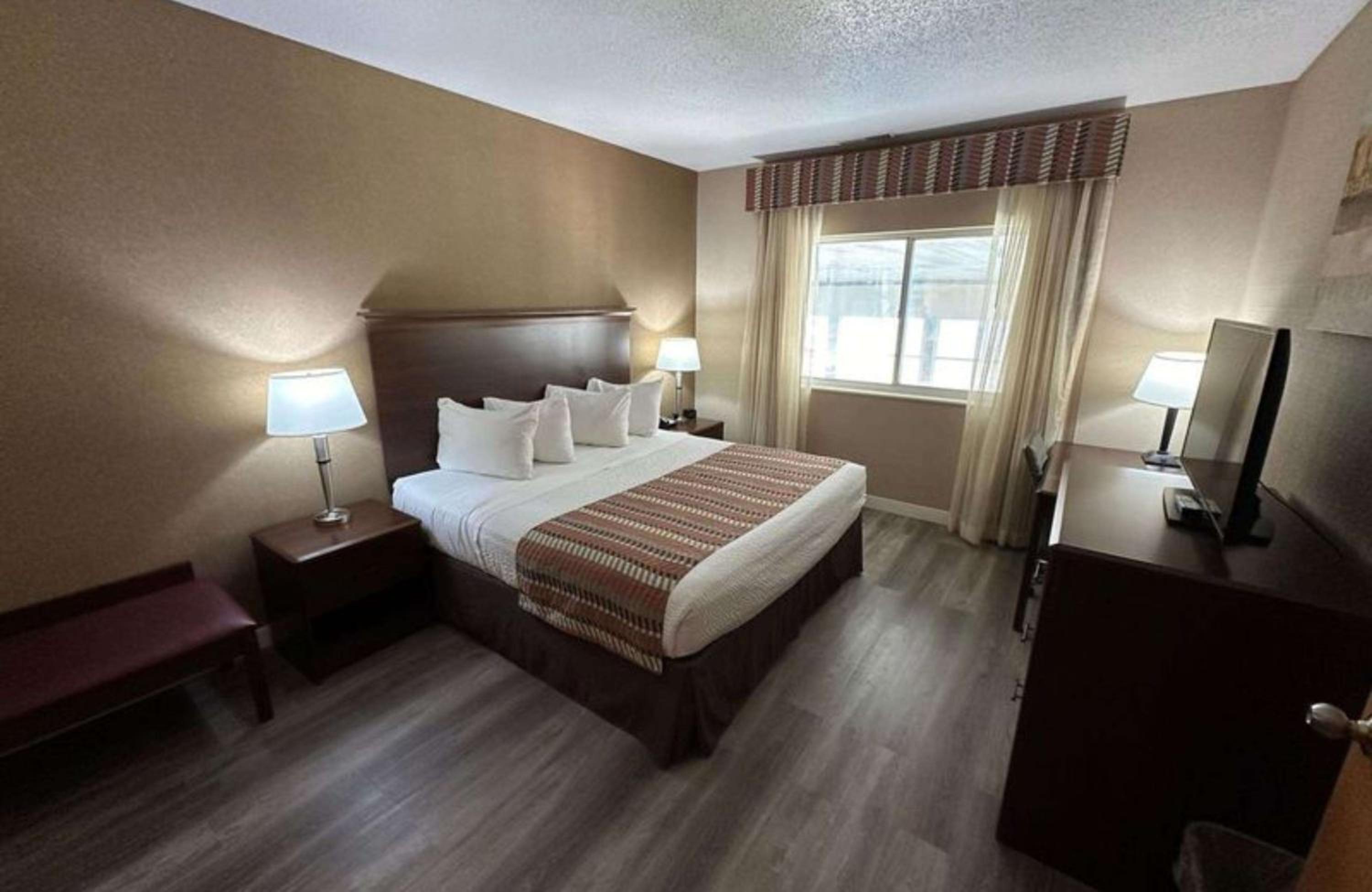 King Suite with Whirlpool - Non-Smoking photo 1