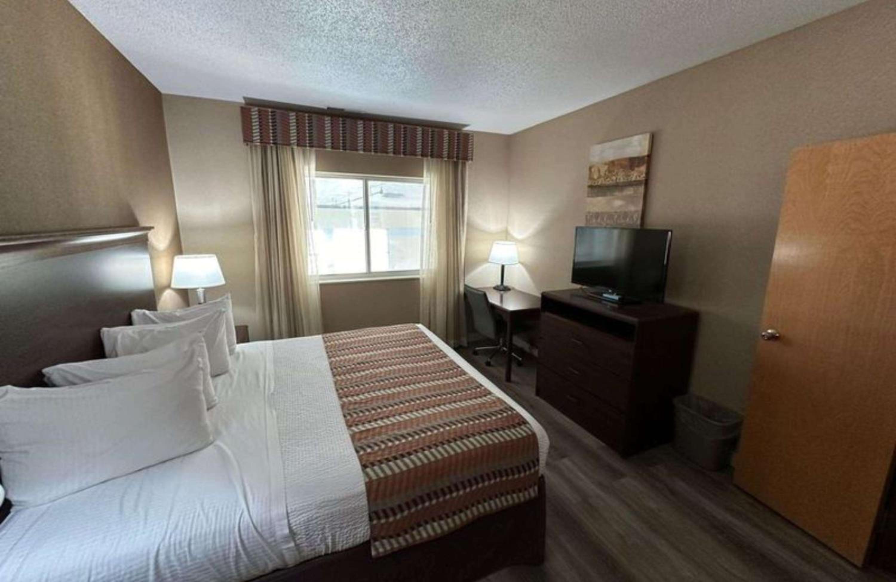 King Suite with Whirlpool - Non-Smoking photo 2