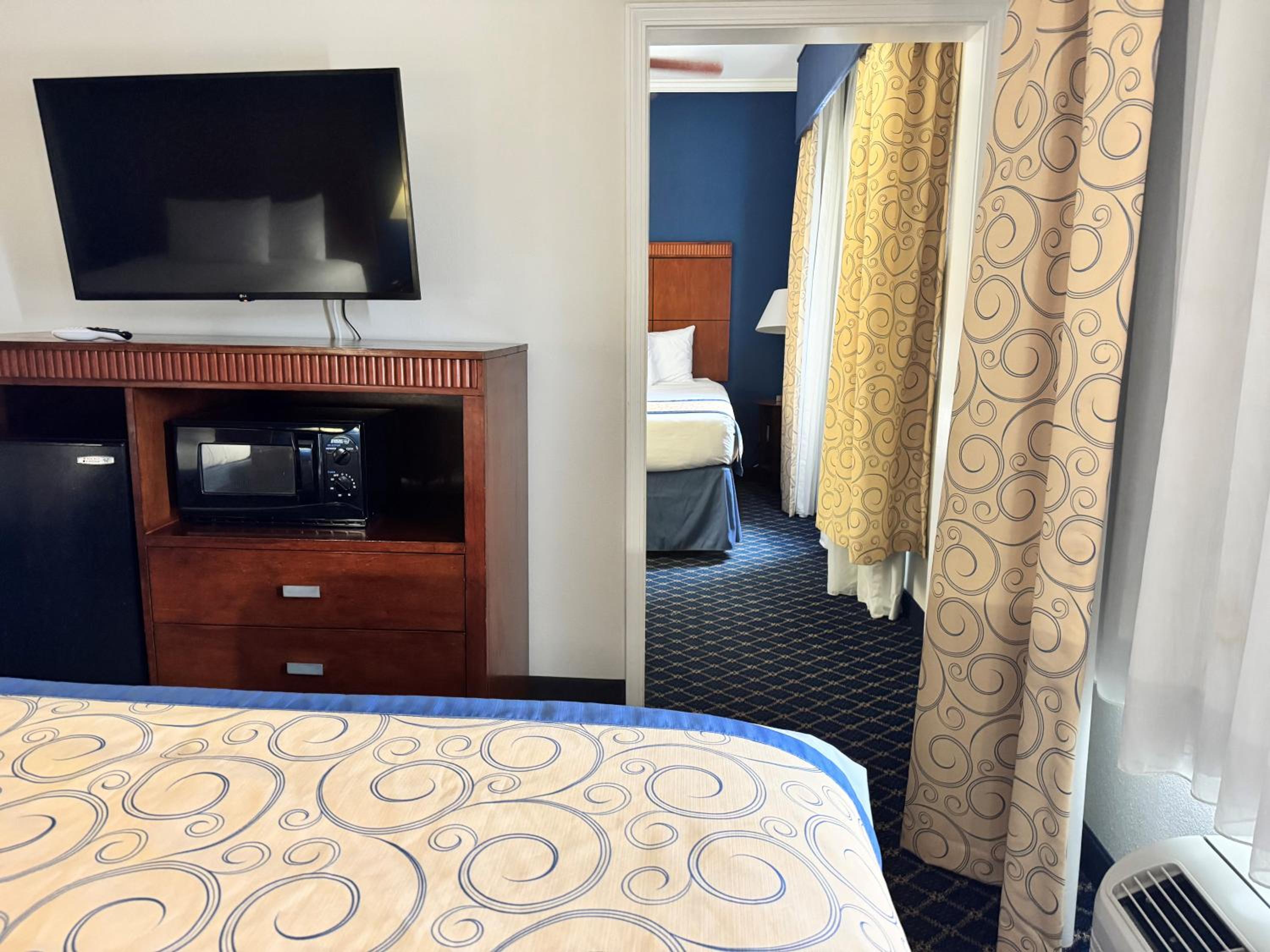 Apartment Studio Suite with Three Queen Beds - Non-Smoking - Photo 5