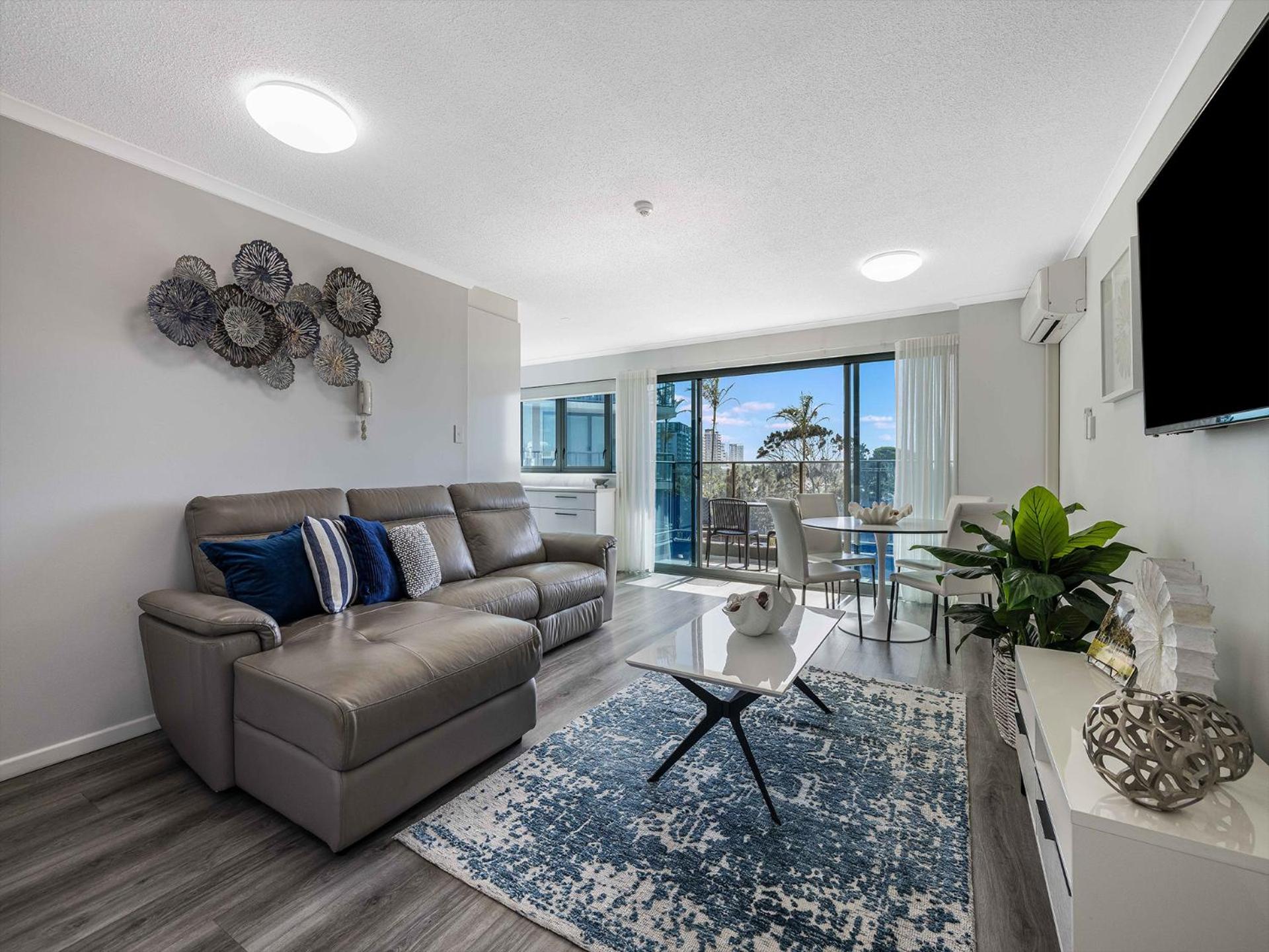 Beachfront Towers: 2 Bedroom Superior Ocean View Apartment