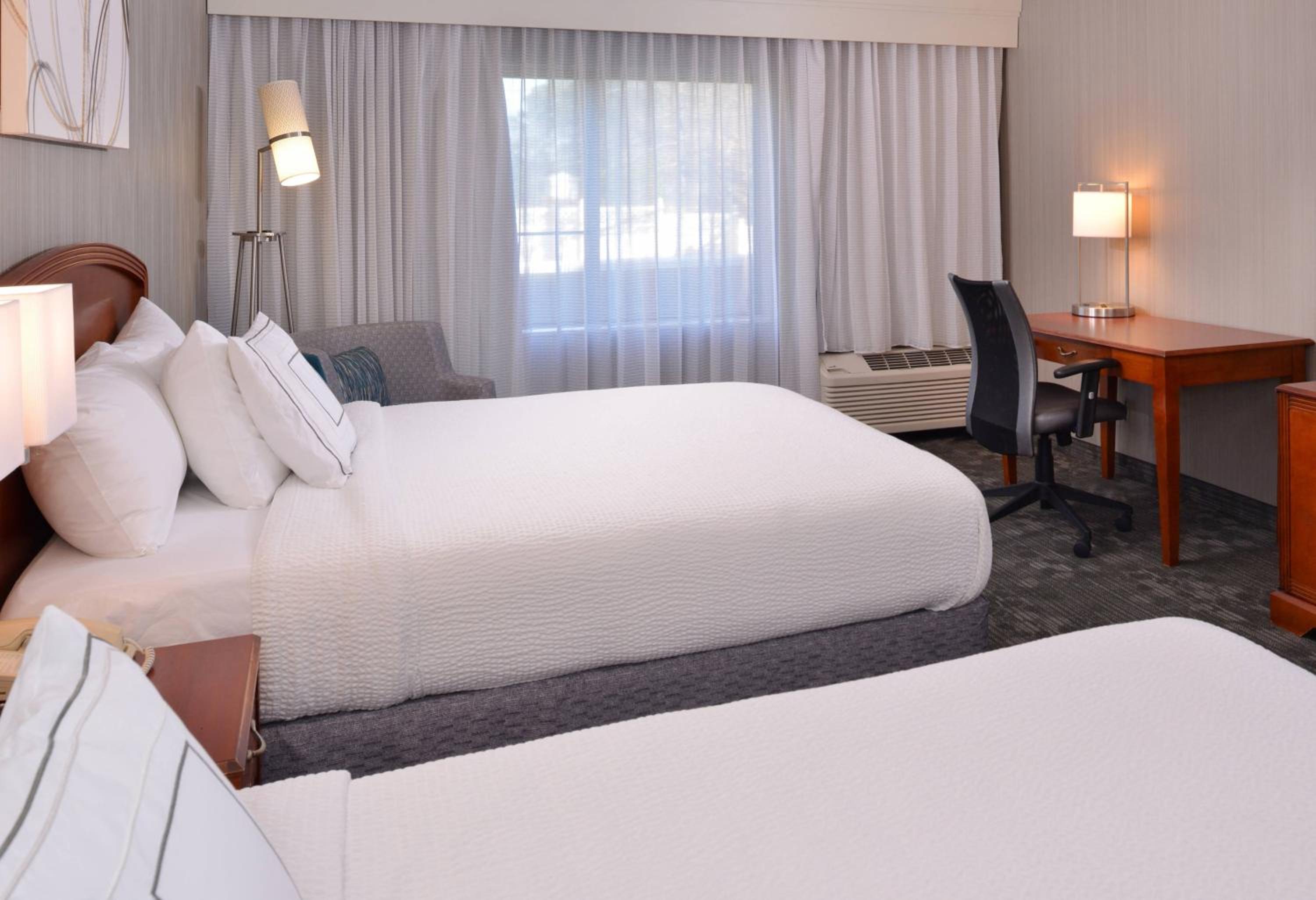 Queen Room with Two Queen Beds - Photo 4
