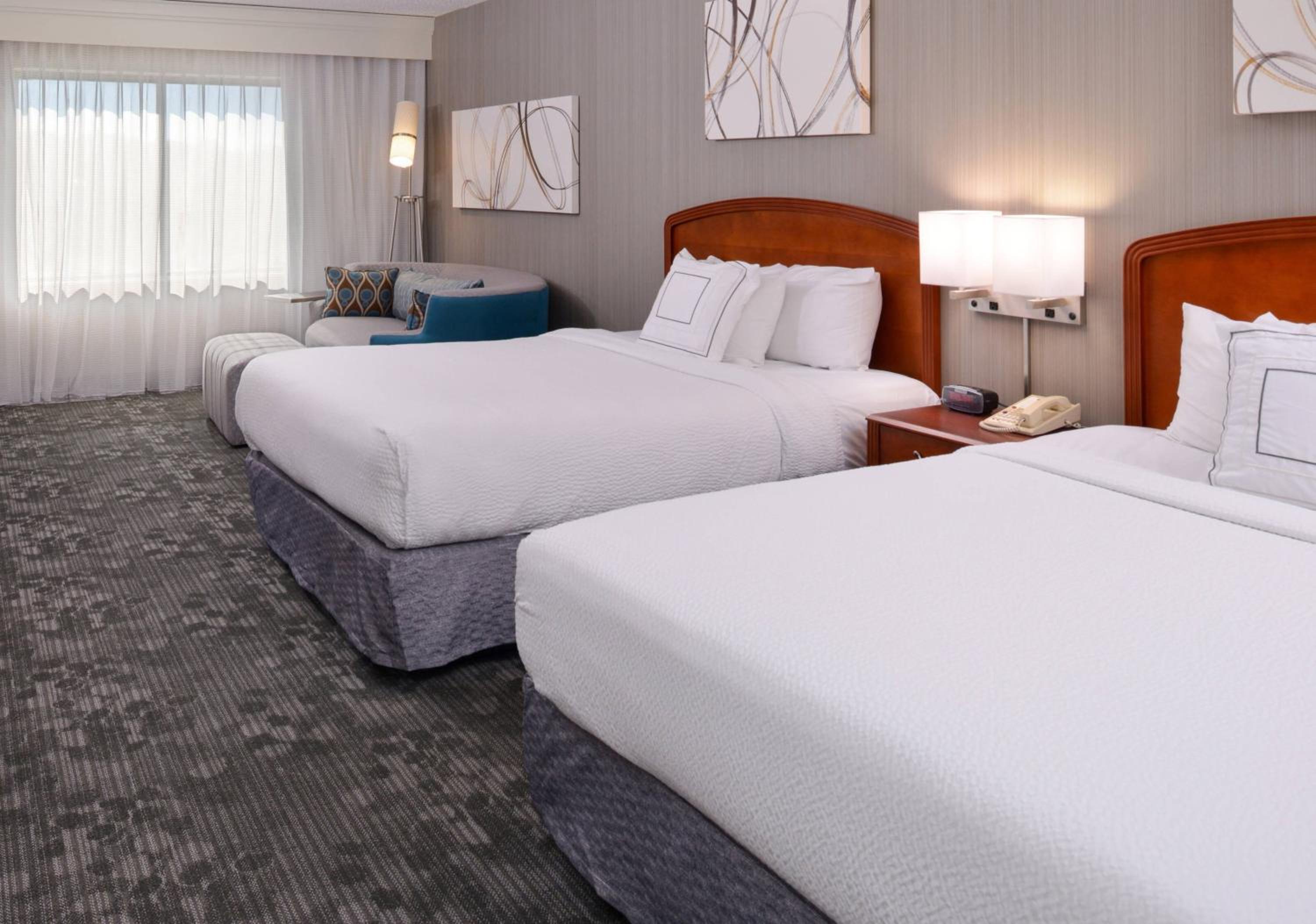 Queen Room with Two Queen Beds and Sofa Bed - Hearing Accessible - Photo 4