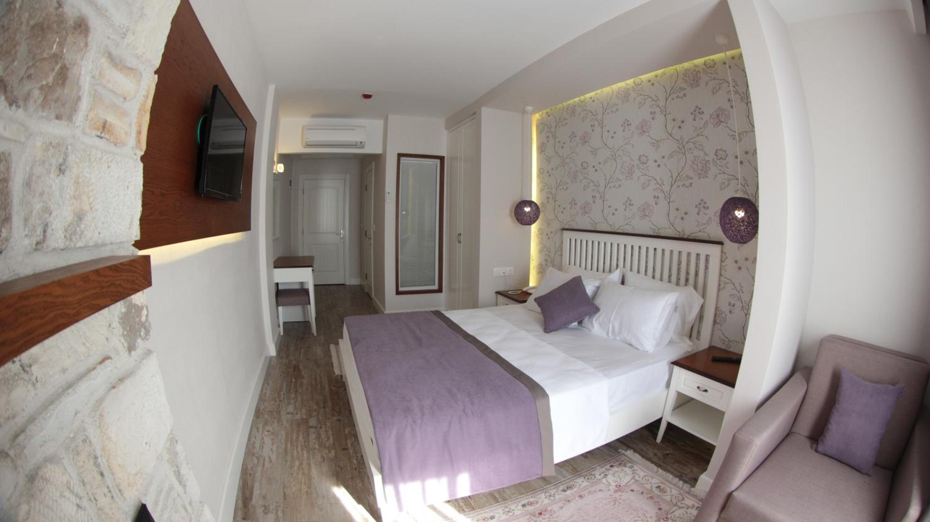 Deluxe Double Room with Side Sea View photo 3