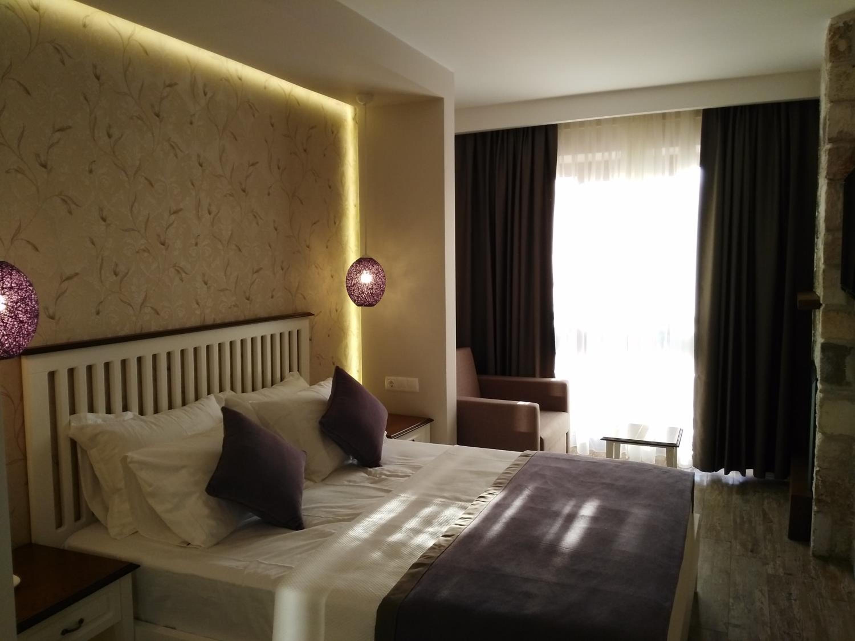 Deluxe Double Room with Side Sea View photo 2