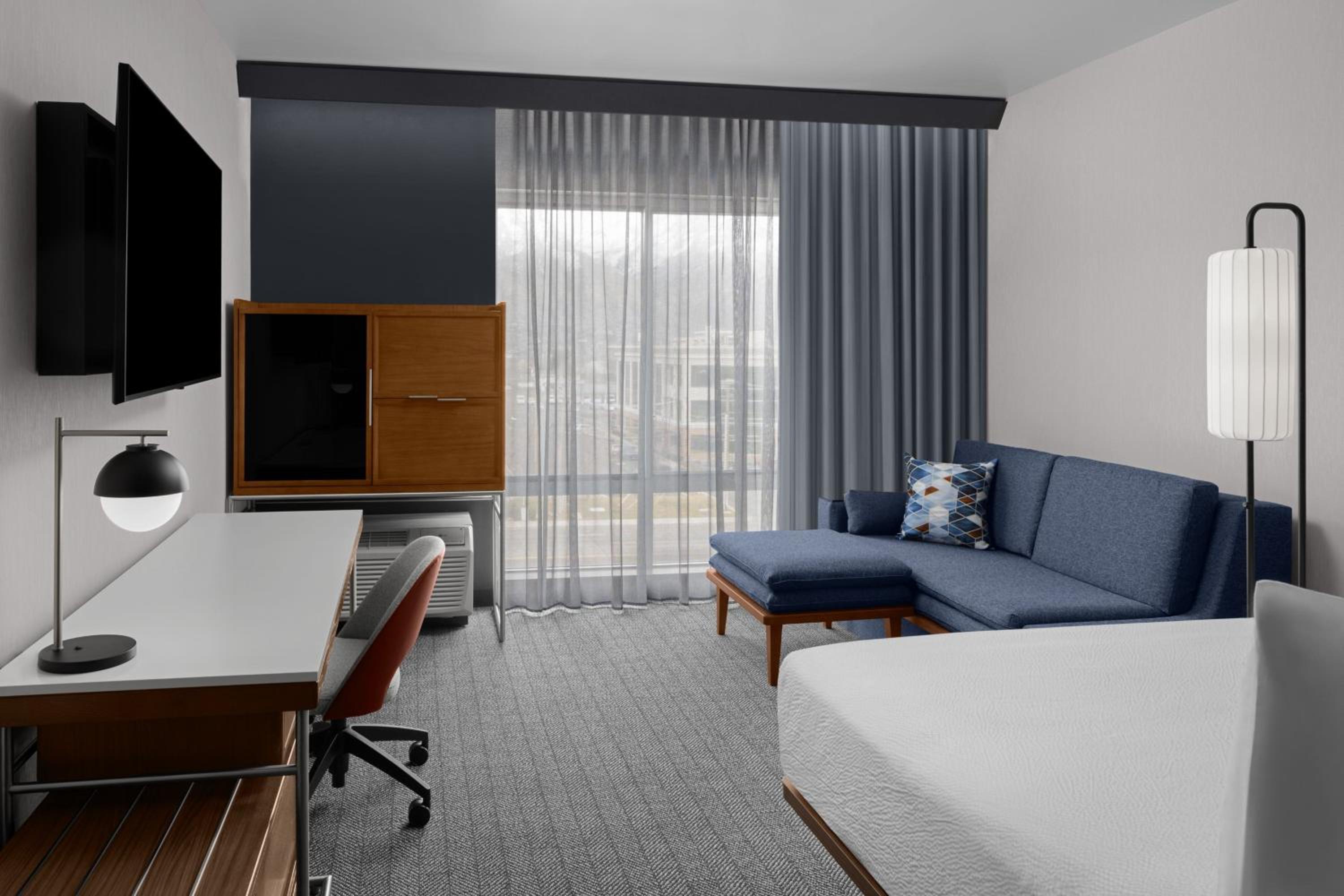 King Room with Sofa Bed and Adapted Tub - Mobility and Hearing Accessible - Photo 8