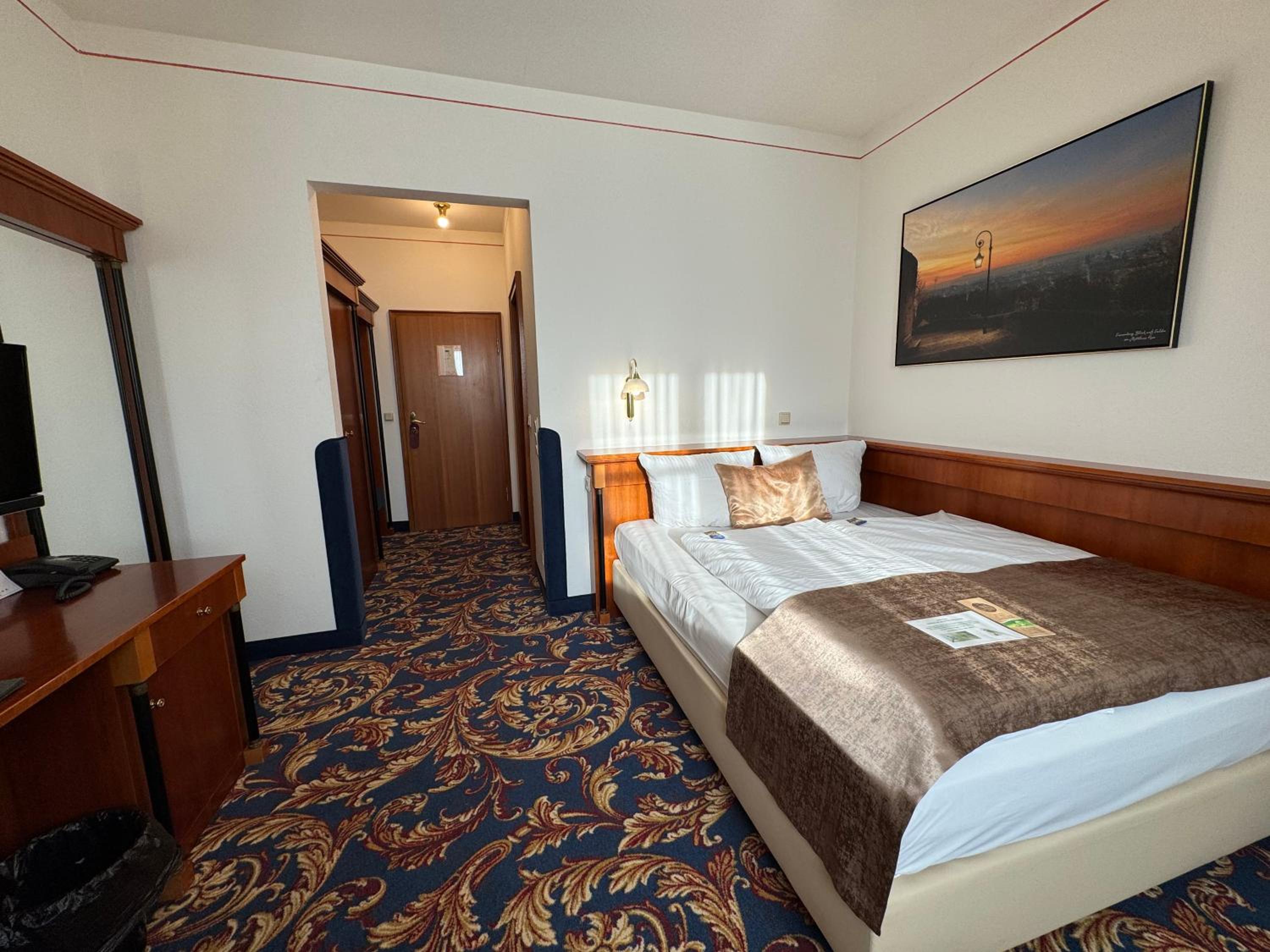 Queen Room photo 3