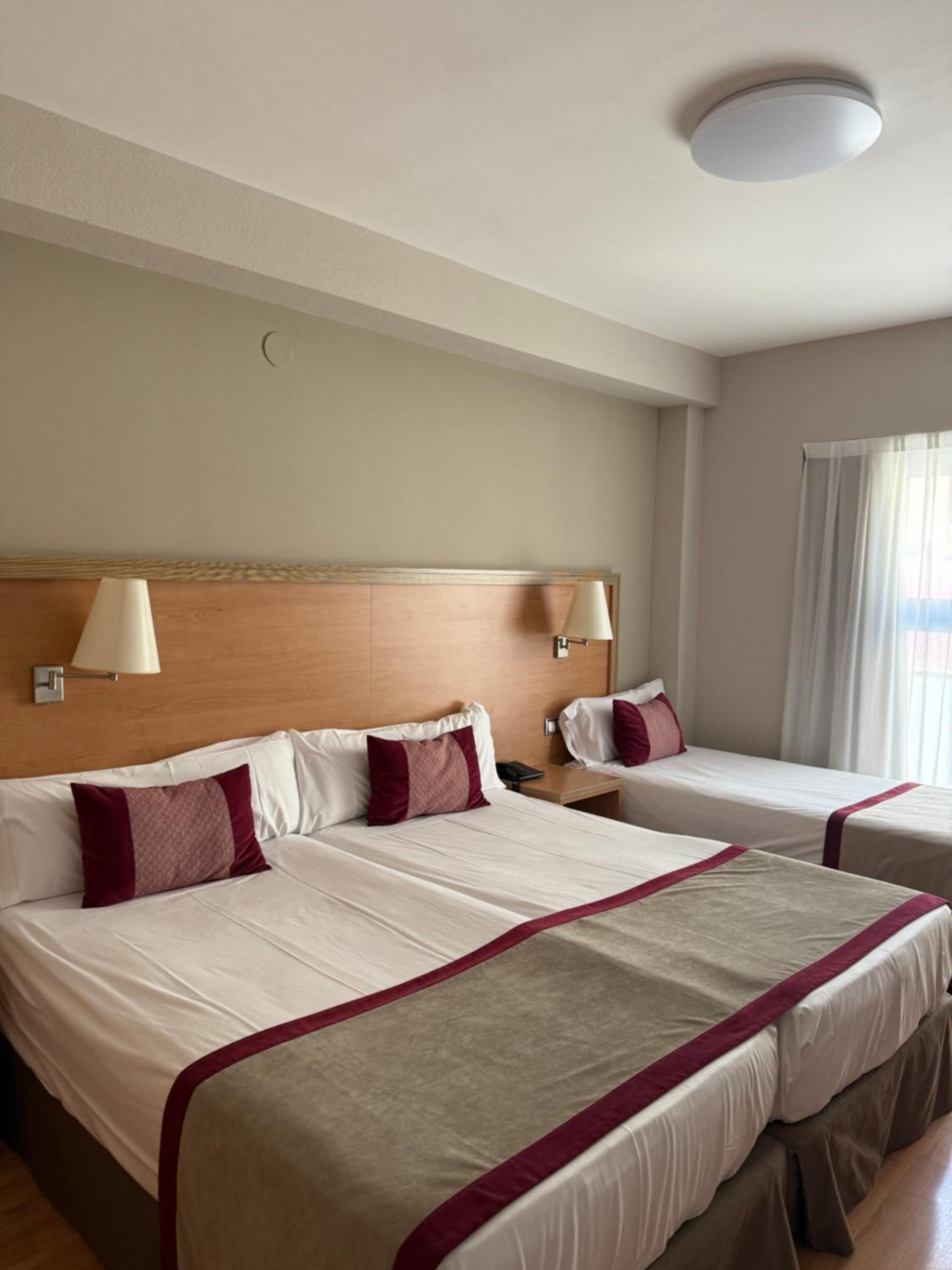 Twin Room with Extra Bed (2 Adults + 1 Child) - Photo 4