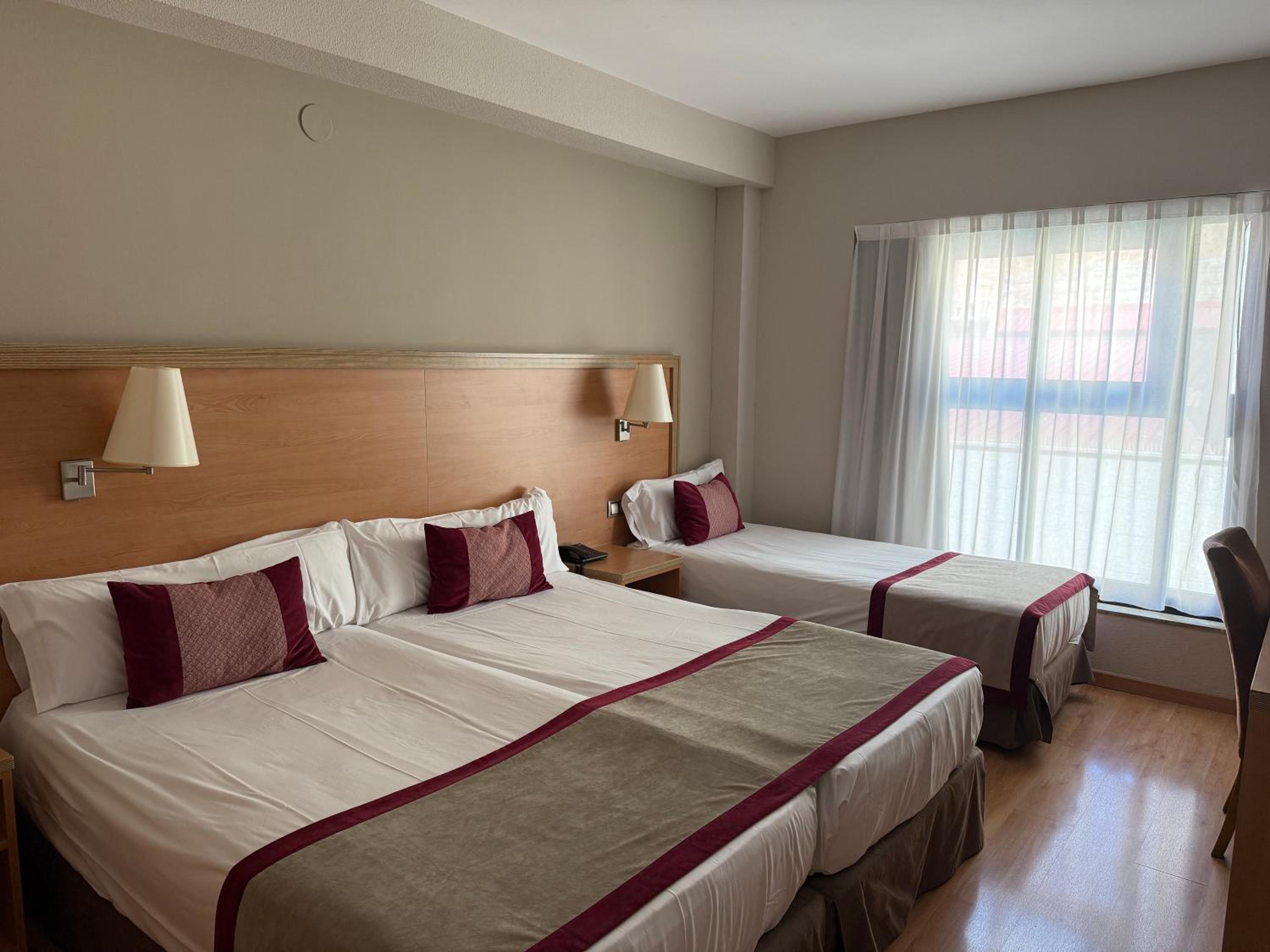 Twin Room with Extra Bed (2 Adults + 1 Child) - Photo 3
