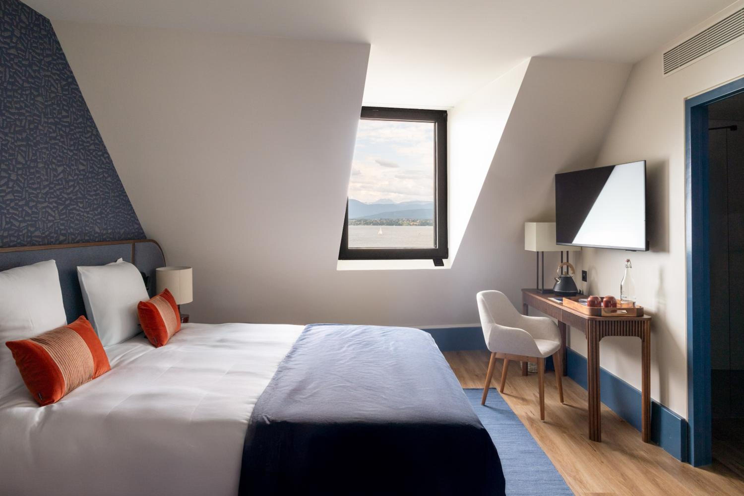 Double Room with Lake View - Photo 5