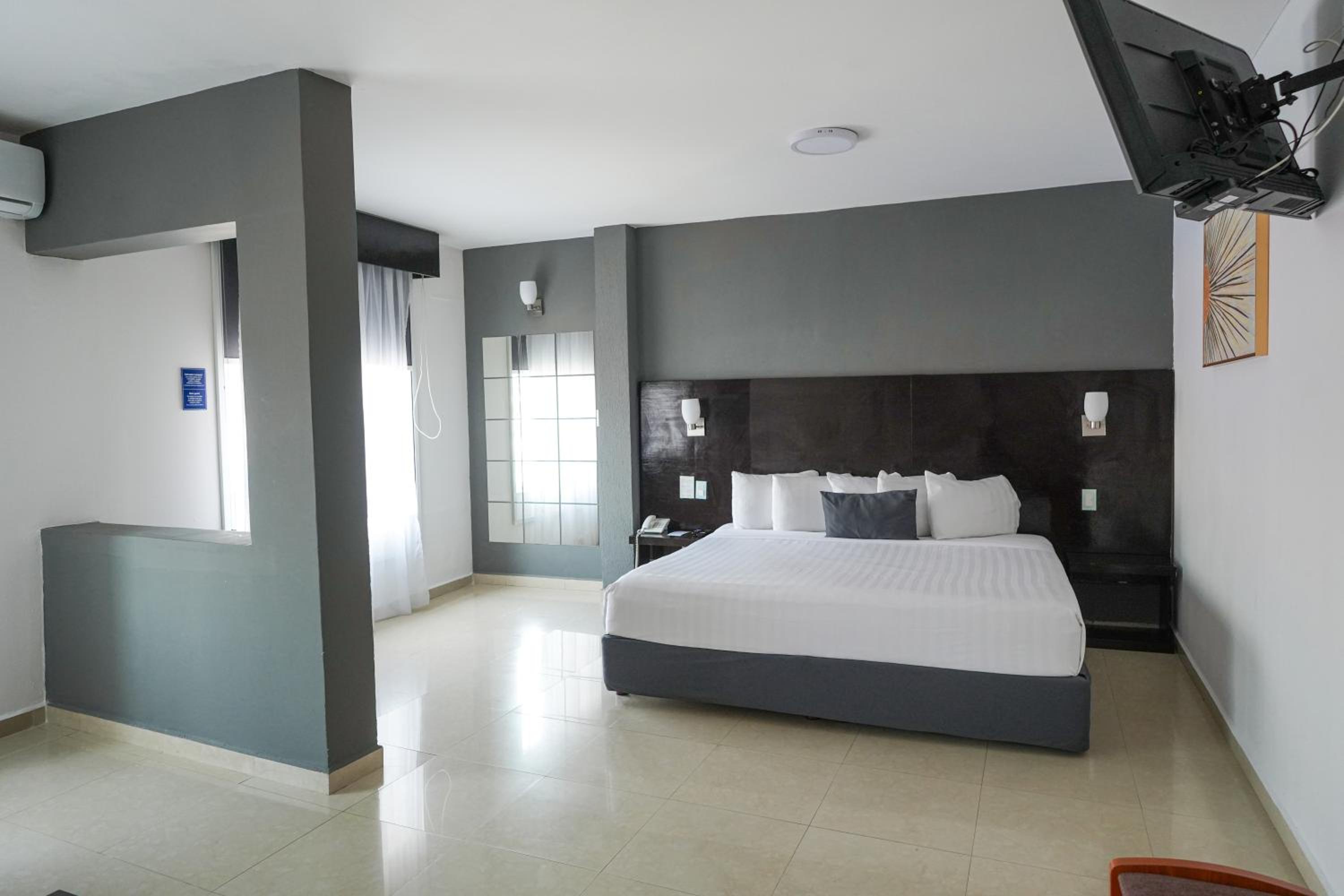 Junior King Suite with Sofa Bed - Non-Smoking photo 2