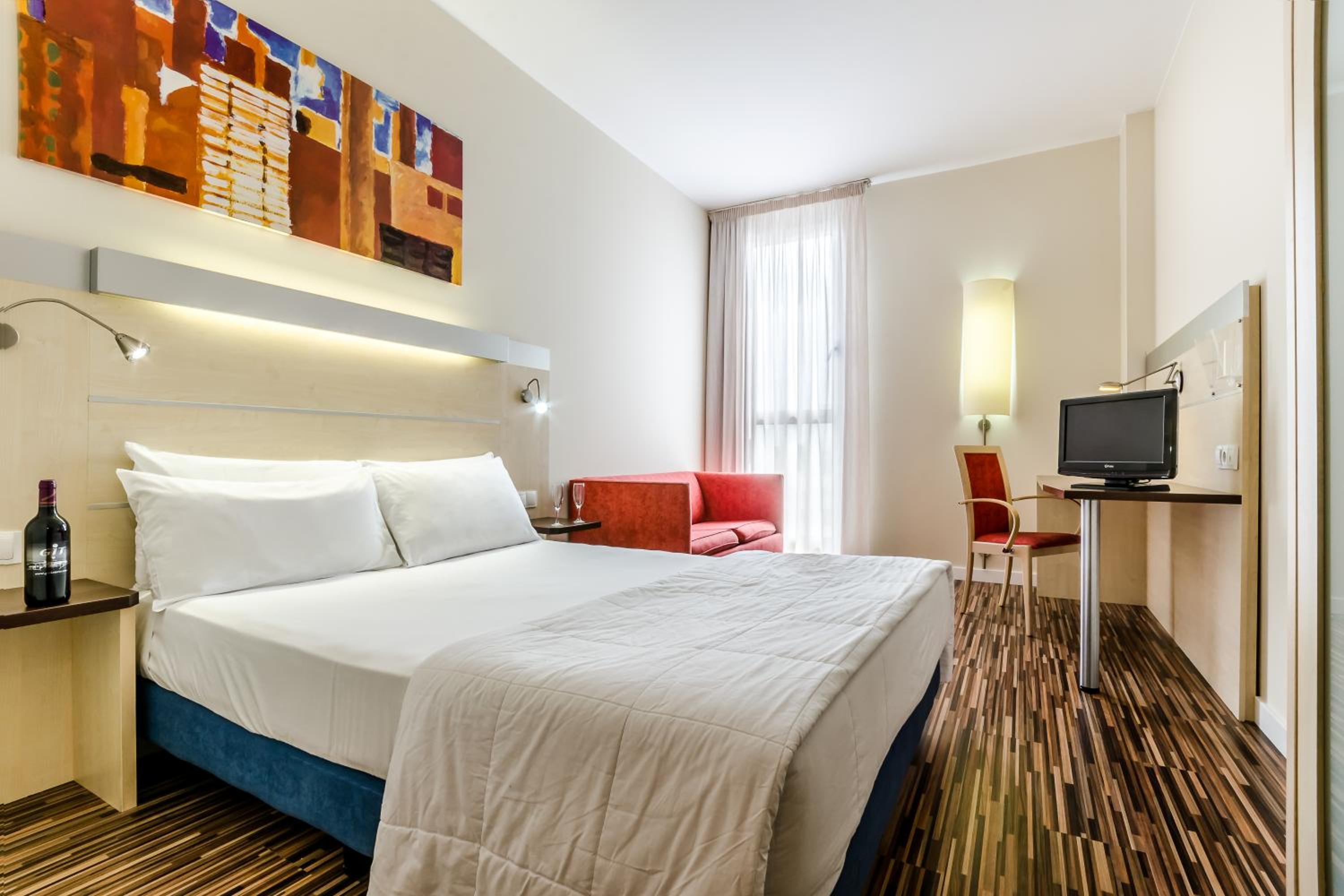Double or Twin Room (2 Adults) - Photo 11