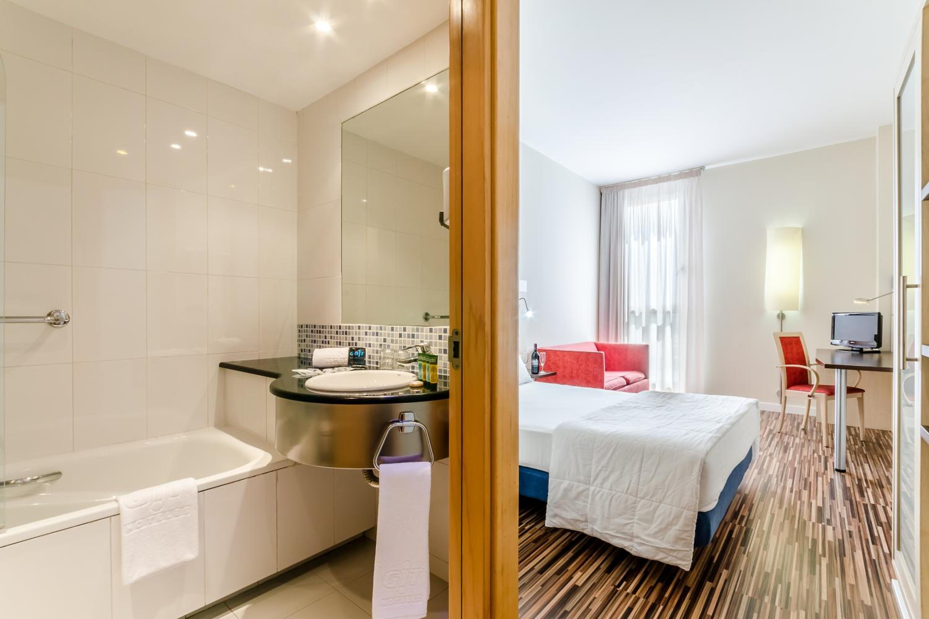 Double or Twin Room (2 Adults) - Photo 7