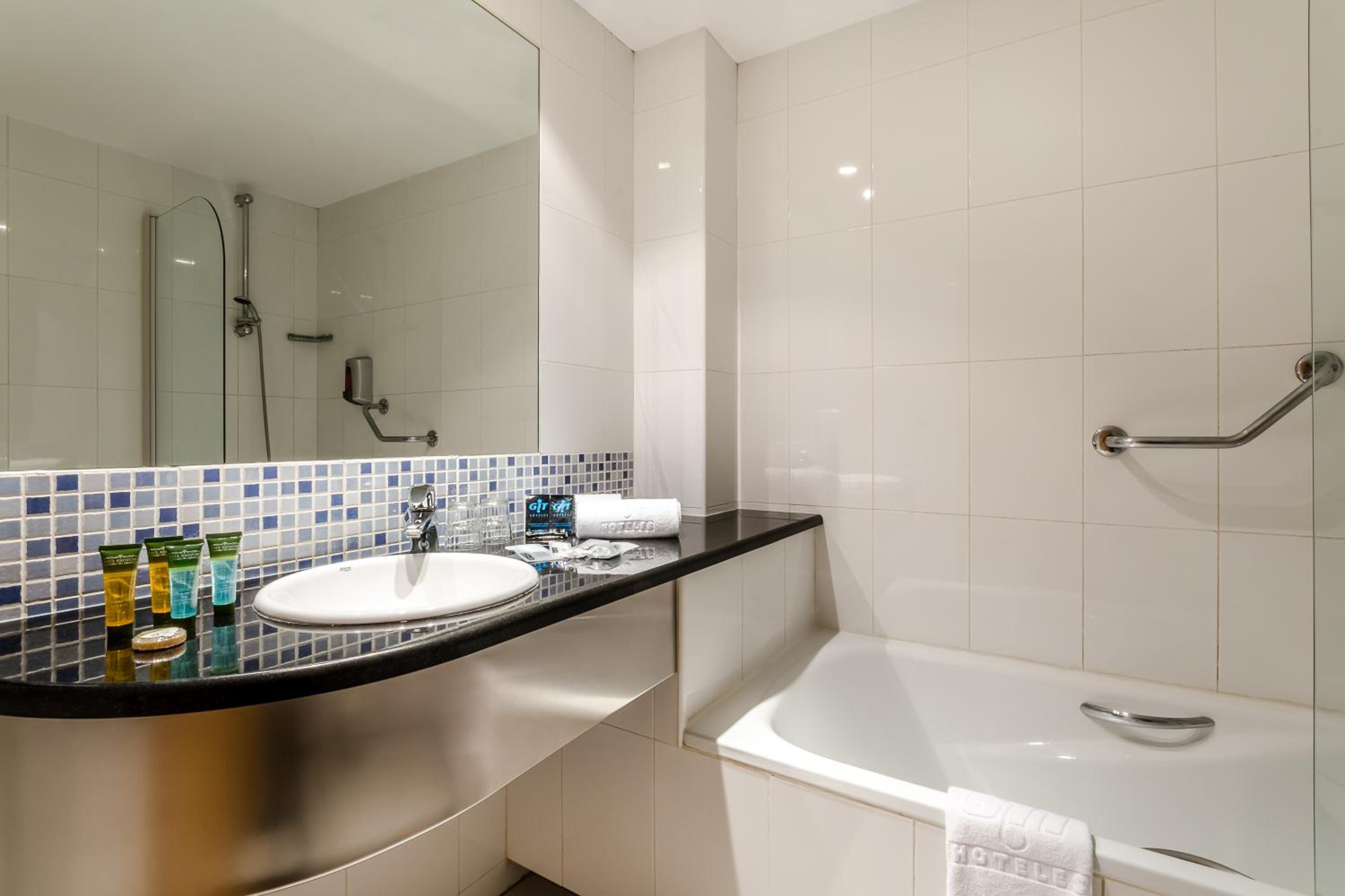 Double or Twin Room (2 Adults) - Photo 12