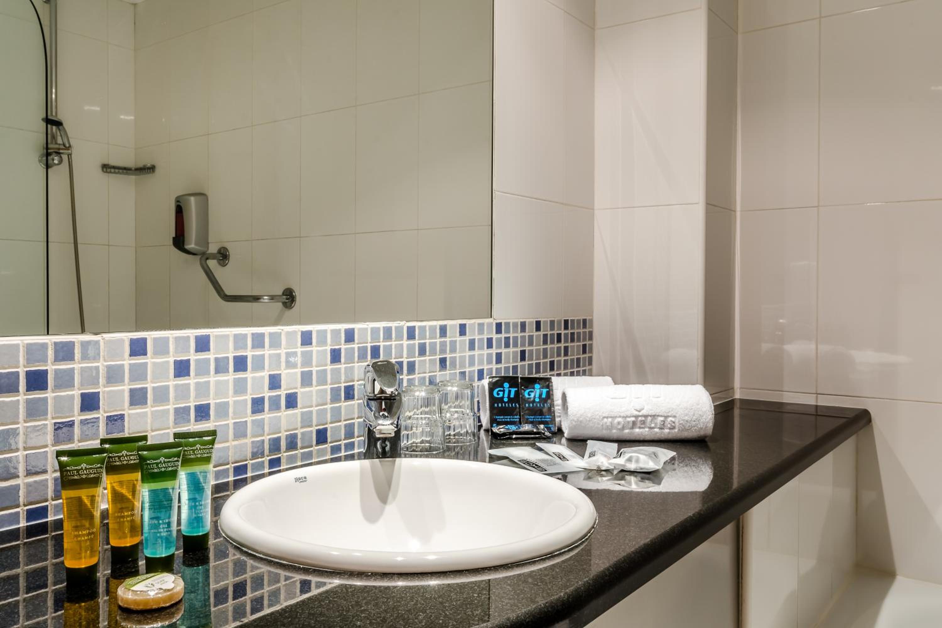Double or Twin Room (2 Adults) - Photo 4