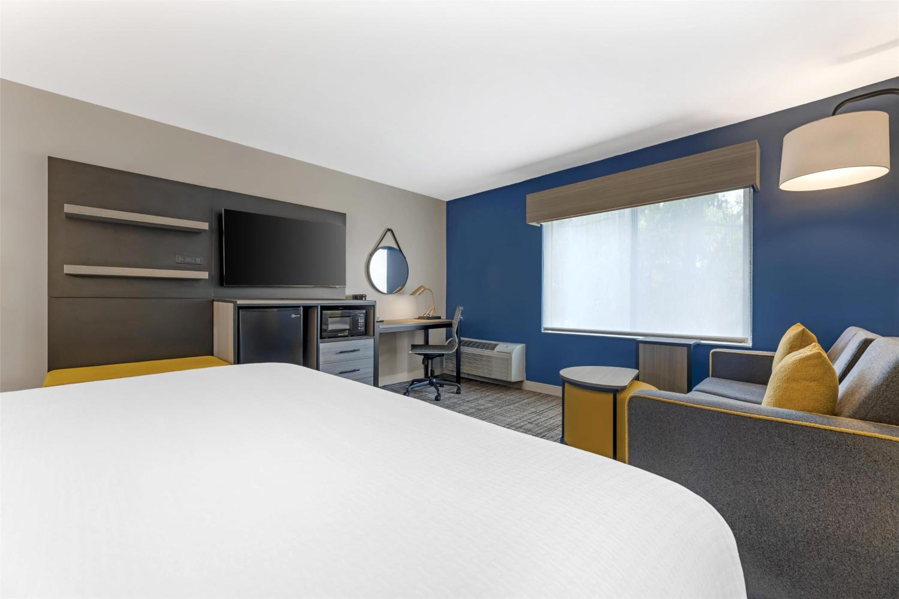 King Room with Bath Tub and Sofa Bed - Disability Access/Non-Smoking - Photo 1
