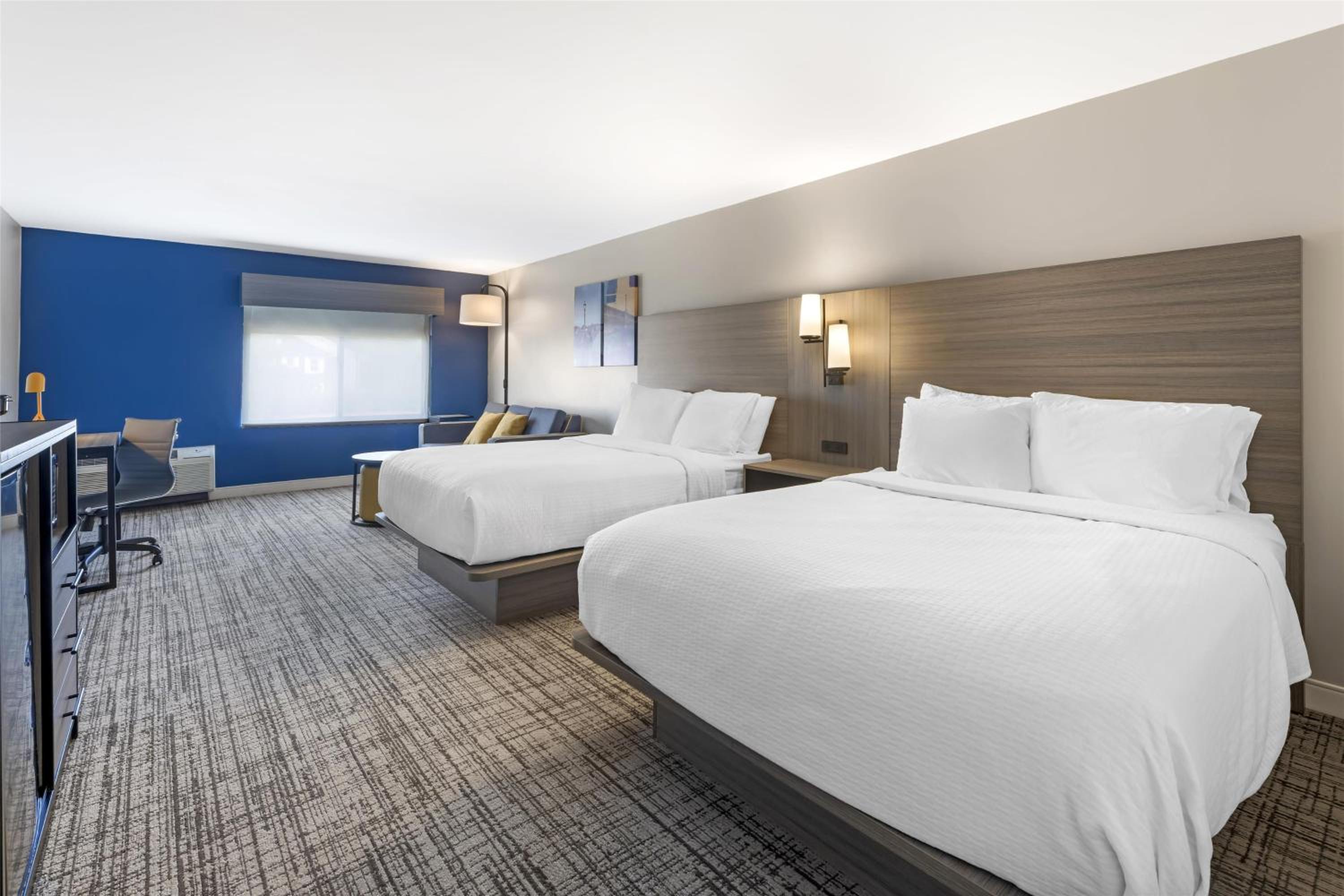 Queen Room with Two Queen Beds and Sofa Bed - Photo 3