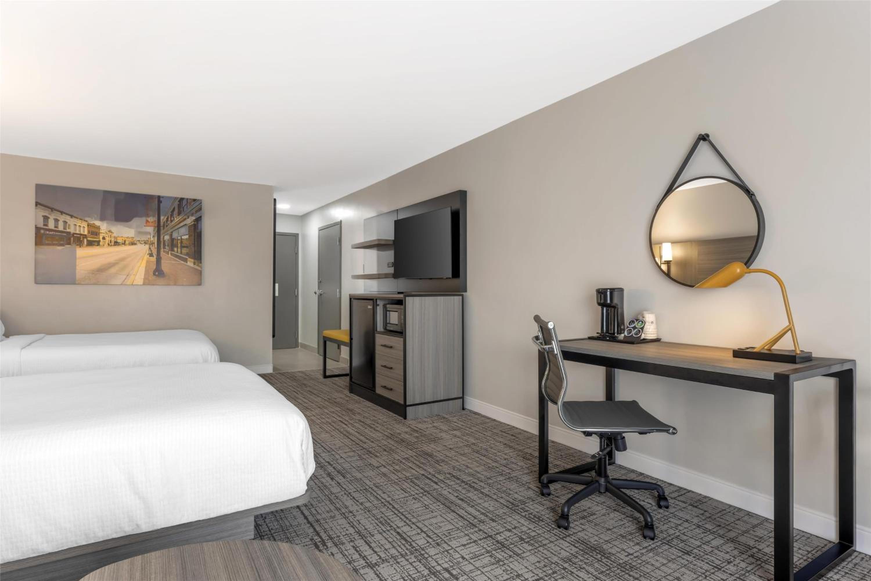 Queen Room with Two Queen Beds and Sofa Bed - Bath Tub/Disability Access - Photo 3