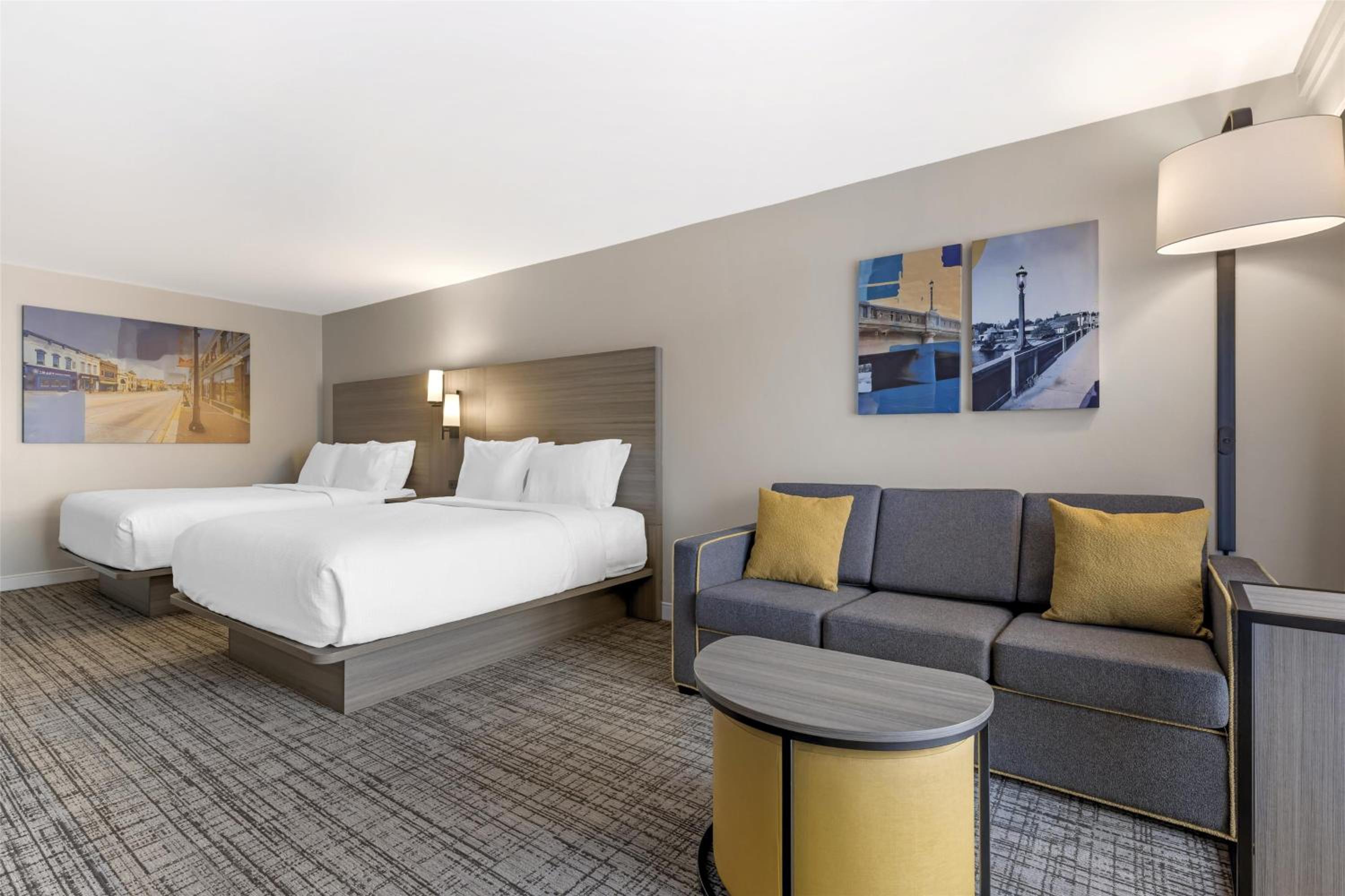 Queen Room with Two Queen Beds and Sofa Bed - Terrace/Non-Smoking - Photo 2
