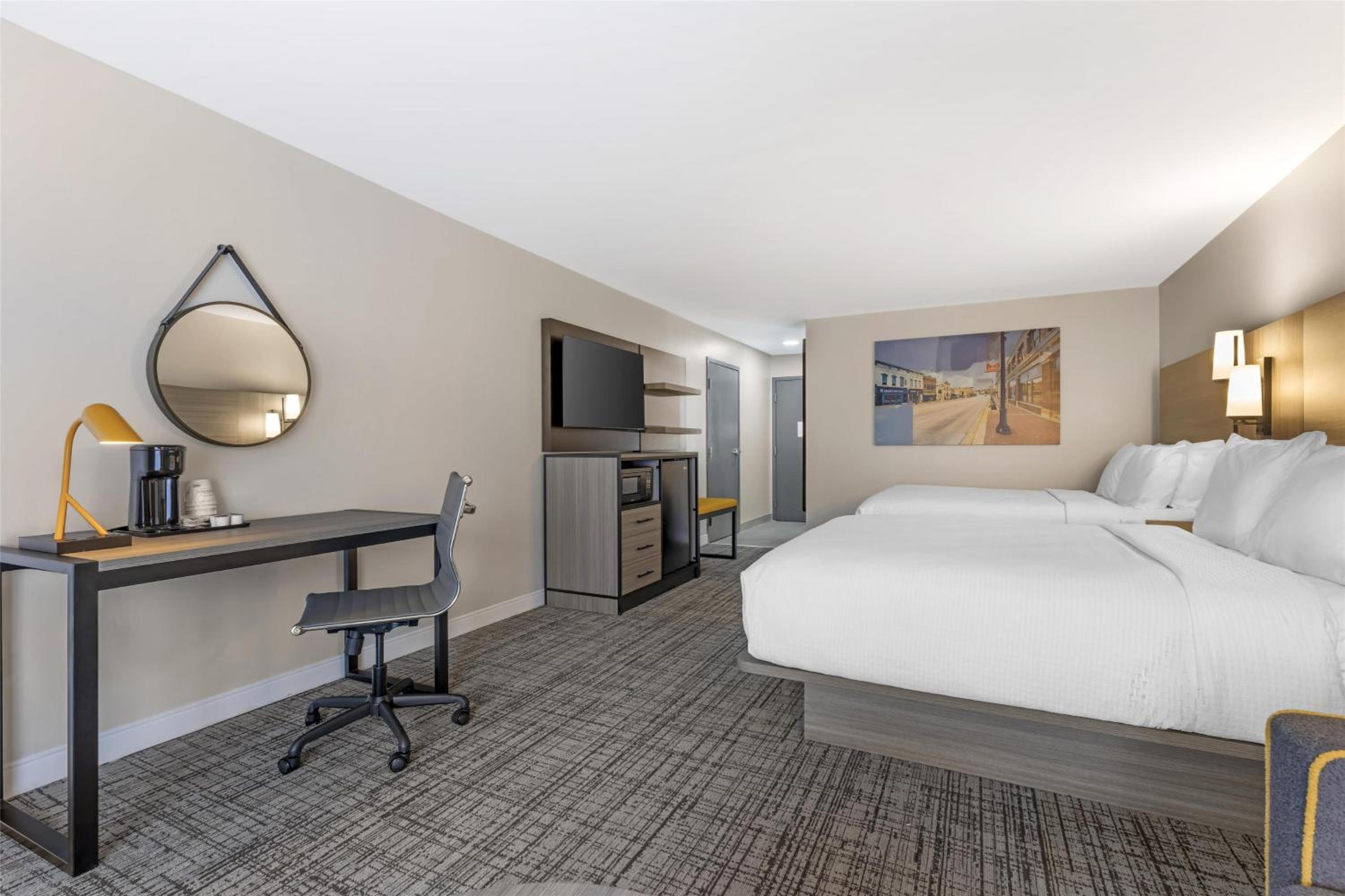 Queen Room with Two Queen Beds and Sofa Bed - Terrace/Non-Smoking - Photo 3