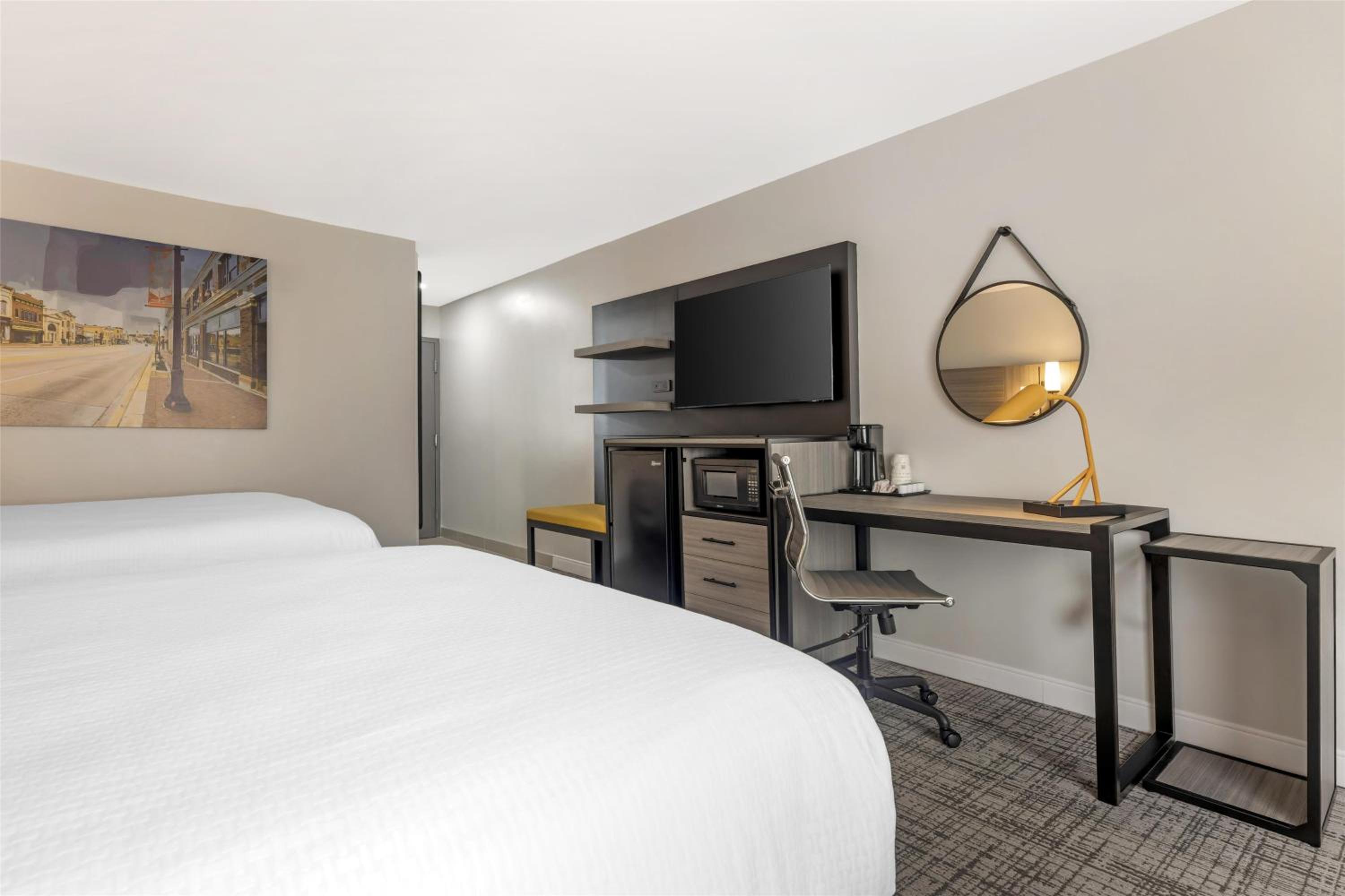Queen Room with Two Queen Beds and Bath Tub - Disability Access - Photo 2