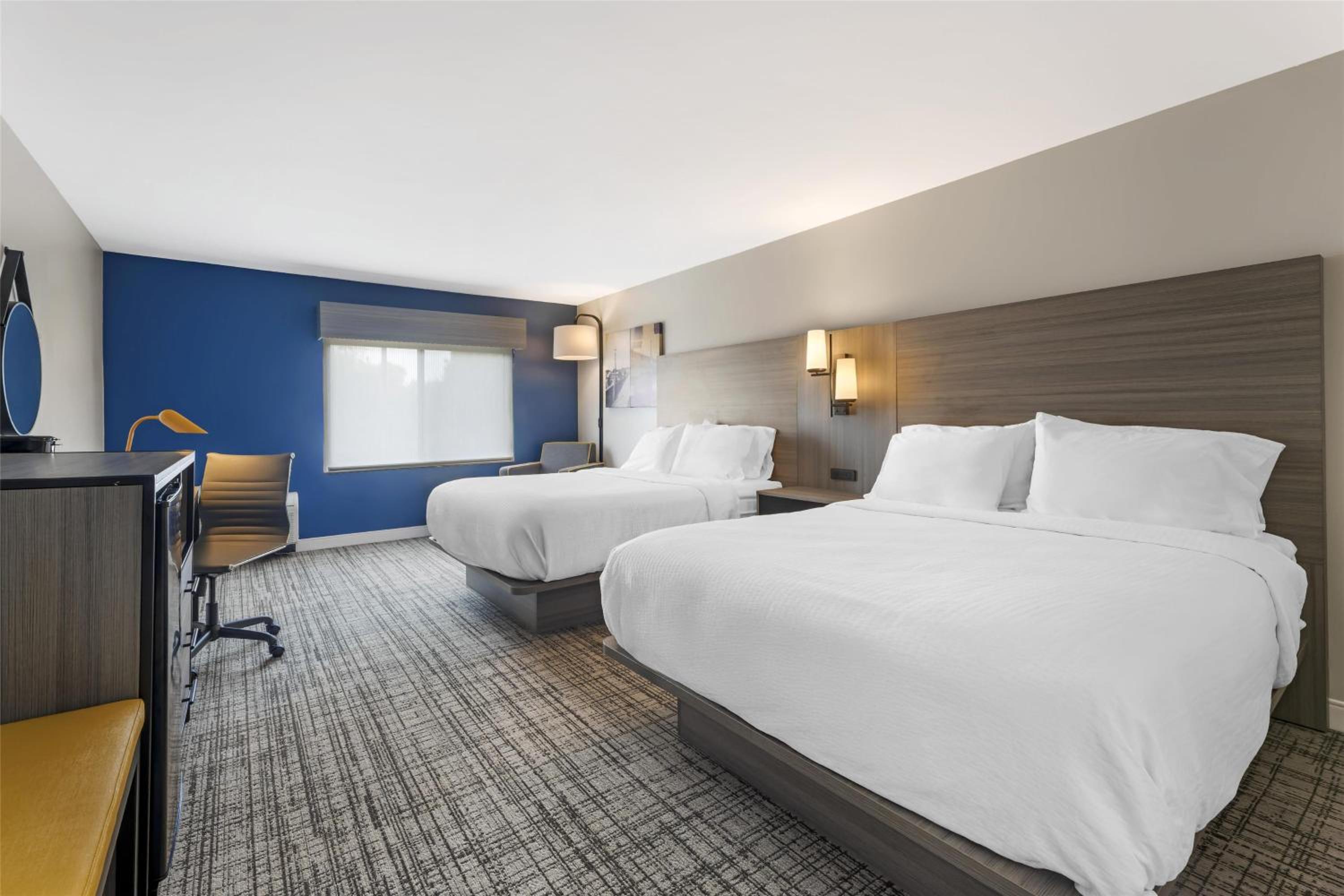 Queen Room with Two Queen Beds and Bath Tub - Disability Access - Photo 3