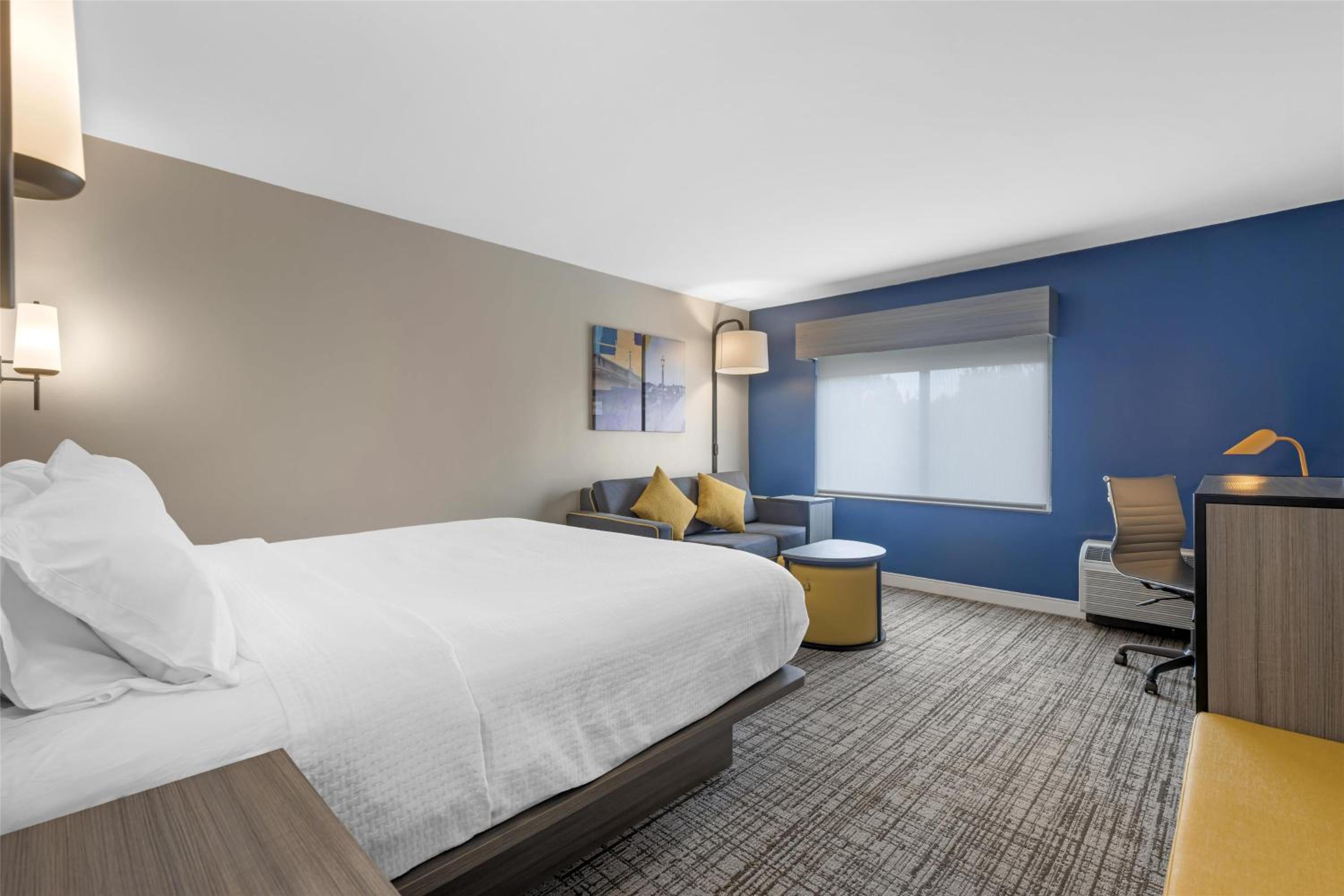 King Room with Sofa Bed - Non-Smoking - Photo 3