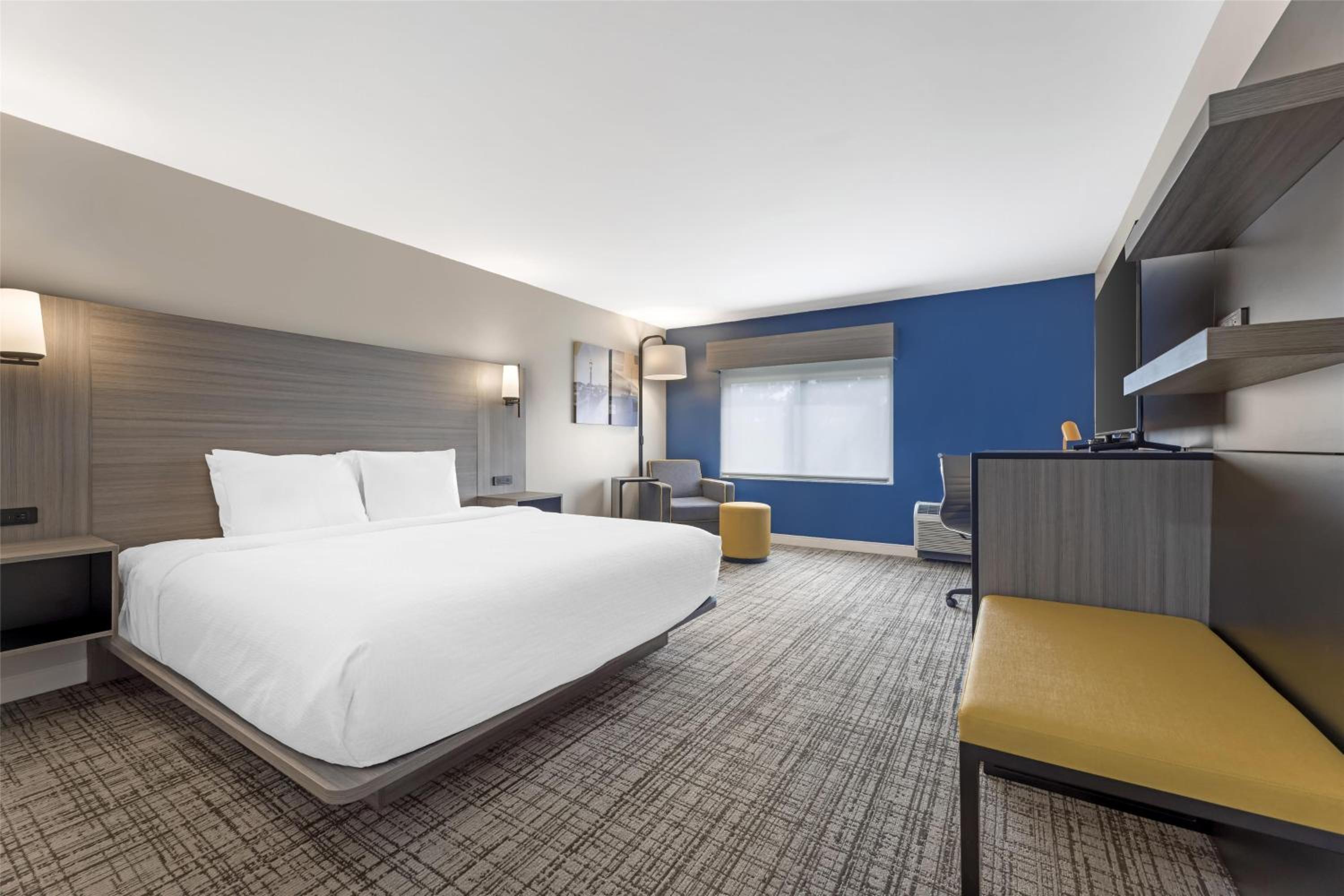 King Room with Roll-in Shower - Disability Access/Non-Smoking - Photo 1