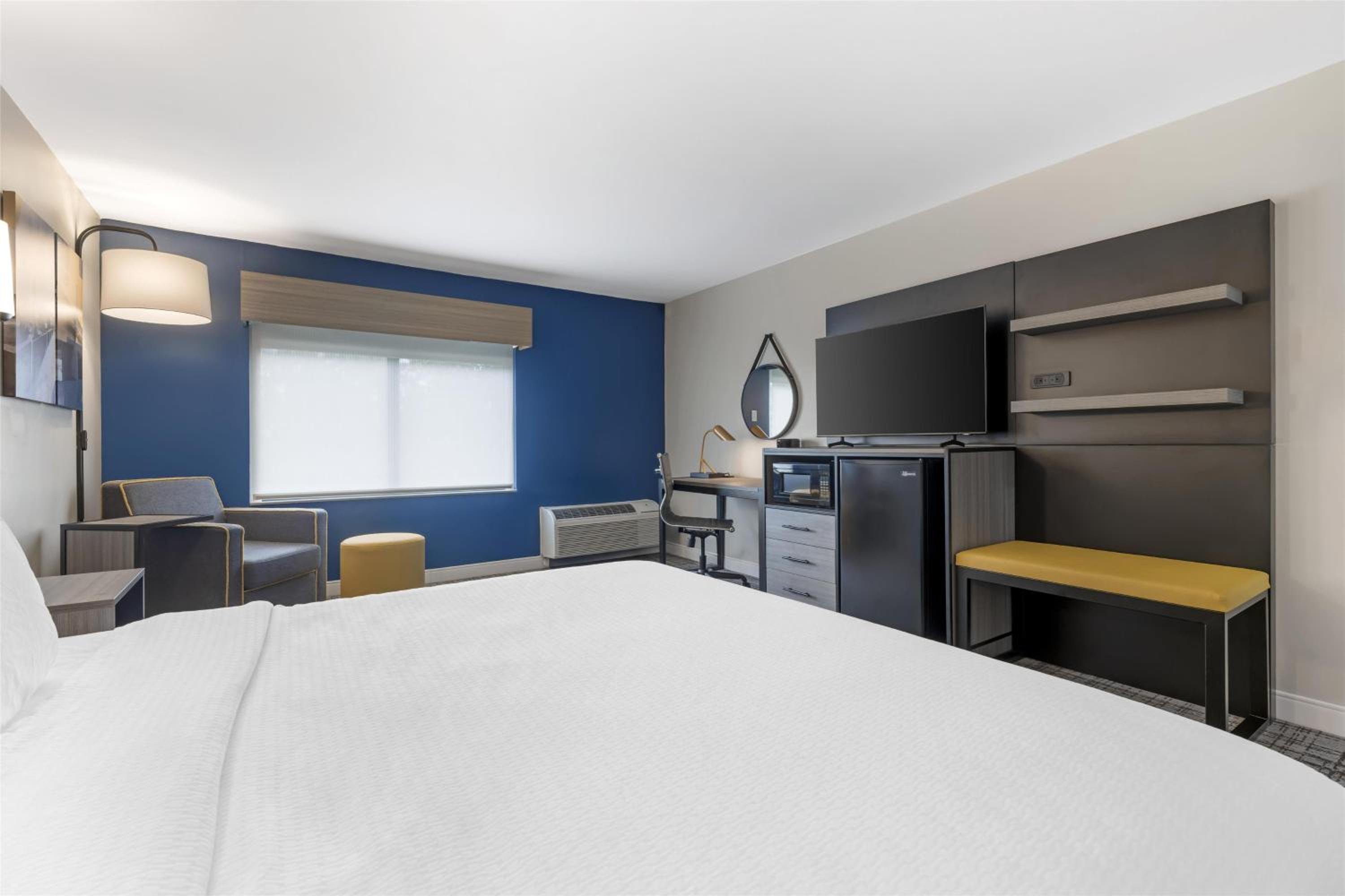 King Room with Roll-in Shower - Disability Access/Non-Smoking - Photo 3