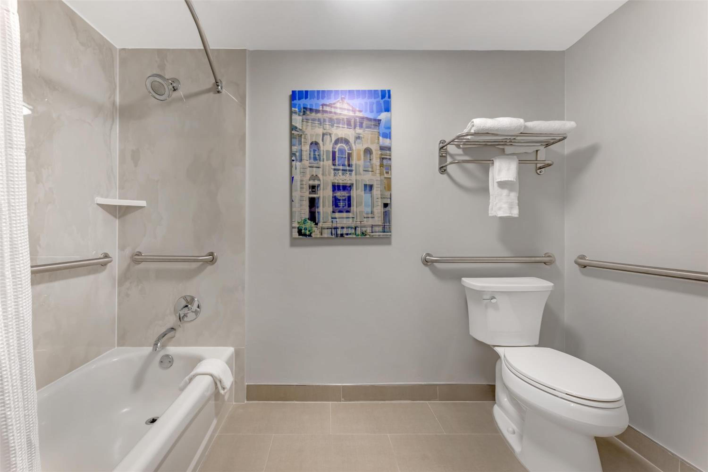 King Room with Bath Tub - Disability Access/Non-Smoking  - Photo 4