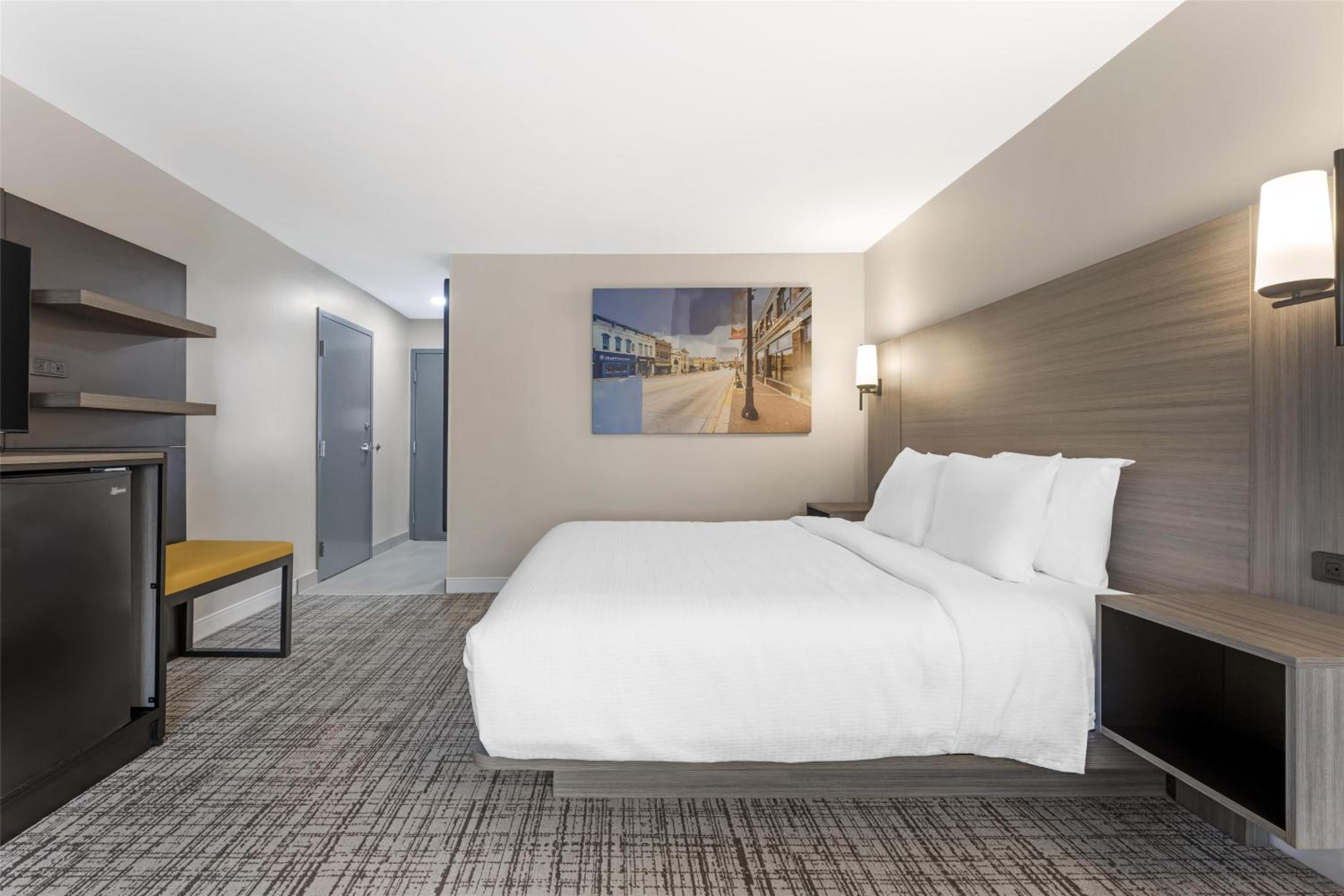 King Room with Roll-in Shower - Disability Access/Non-Smoking - Photo 2