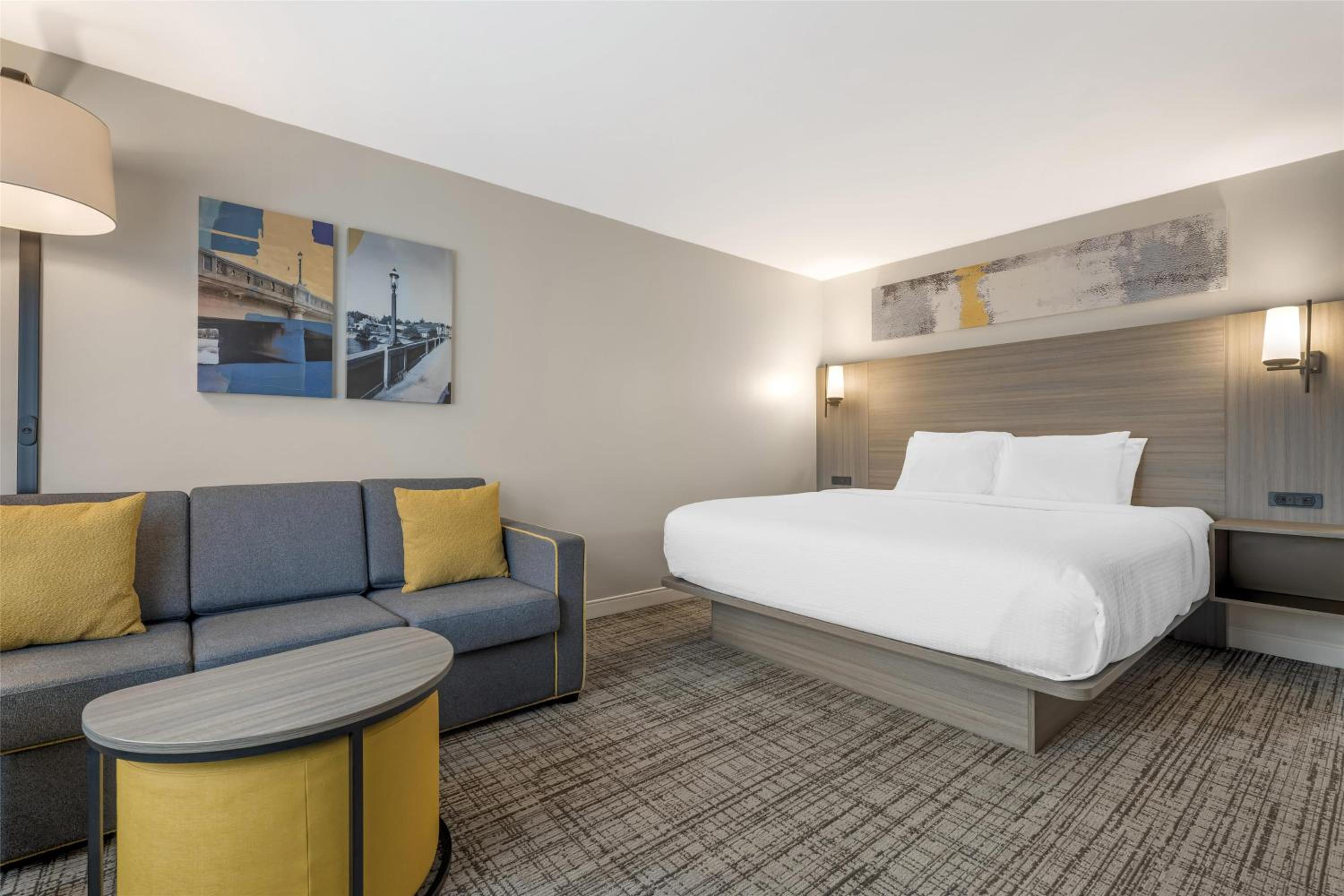King Room with Bath Tub and Sofa Bed - Disability Access/Non-Smoking - Photo 3