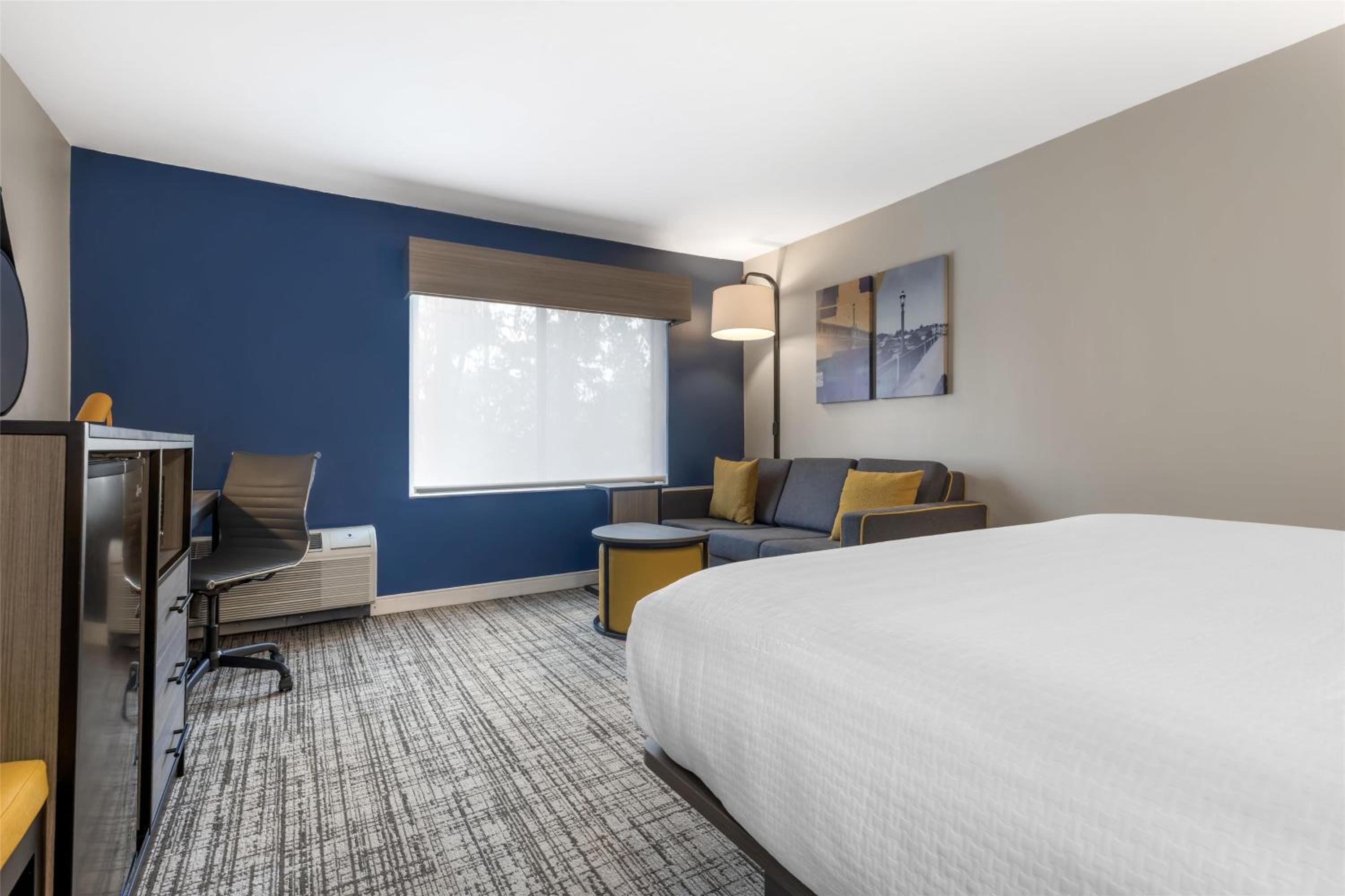 King Room with Bath Tub and Sofa Bed - Disability Access/Non-Smoking - Photo 4