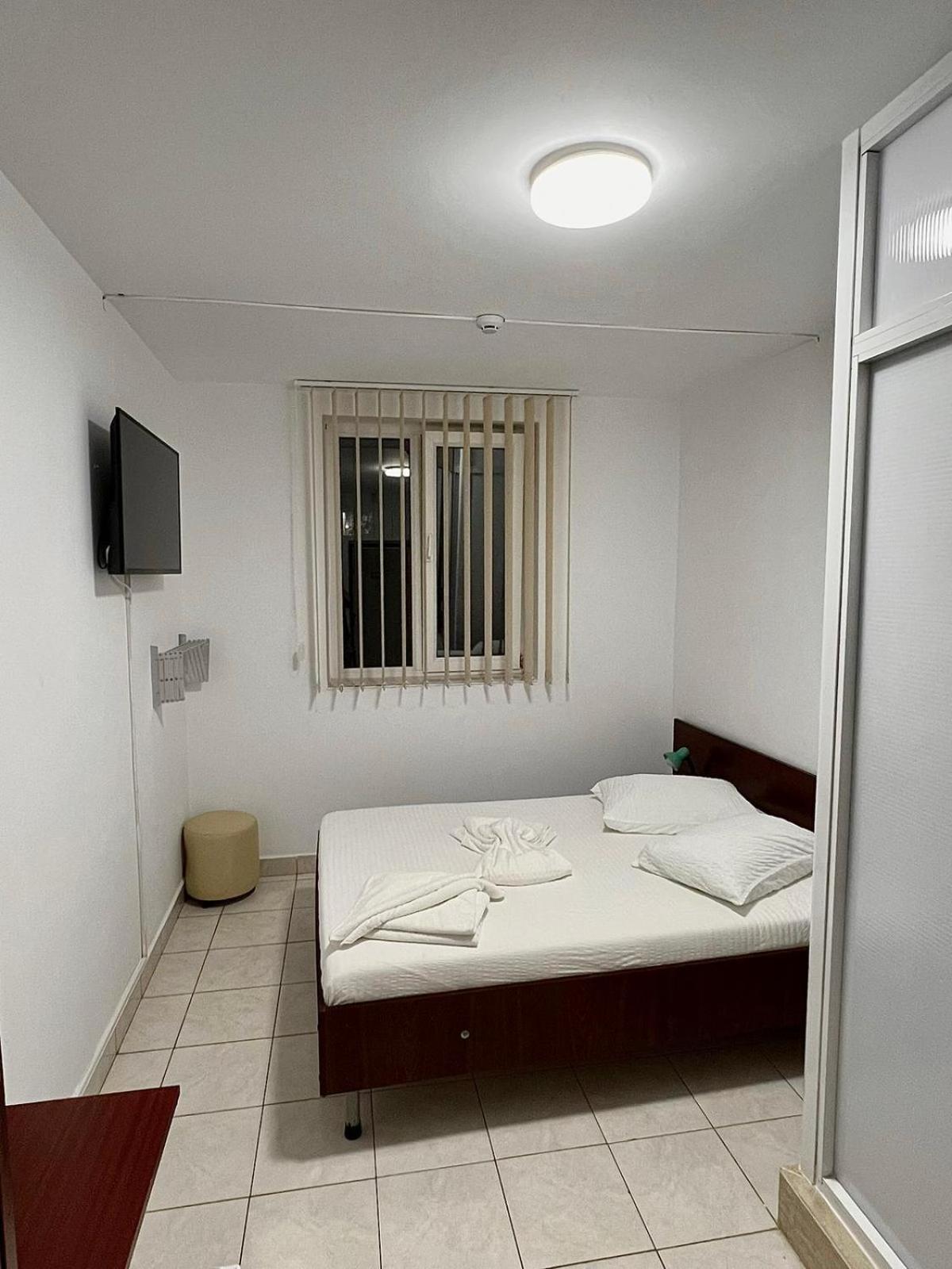 Budget Double Room photo 3
