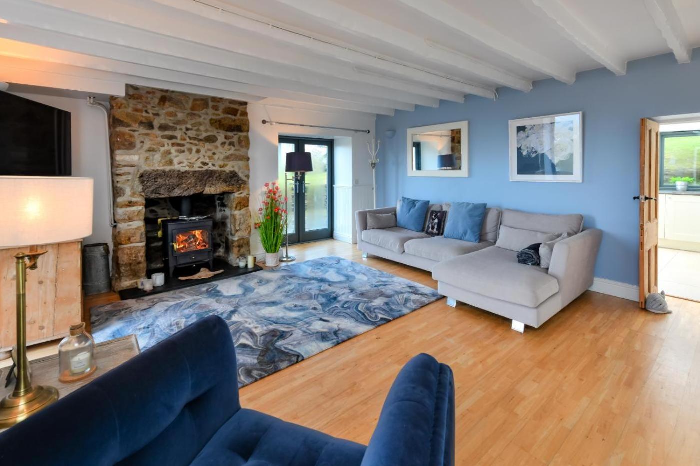 Four-Bedroom House photo 2