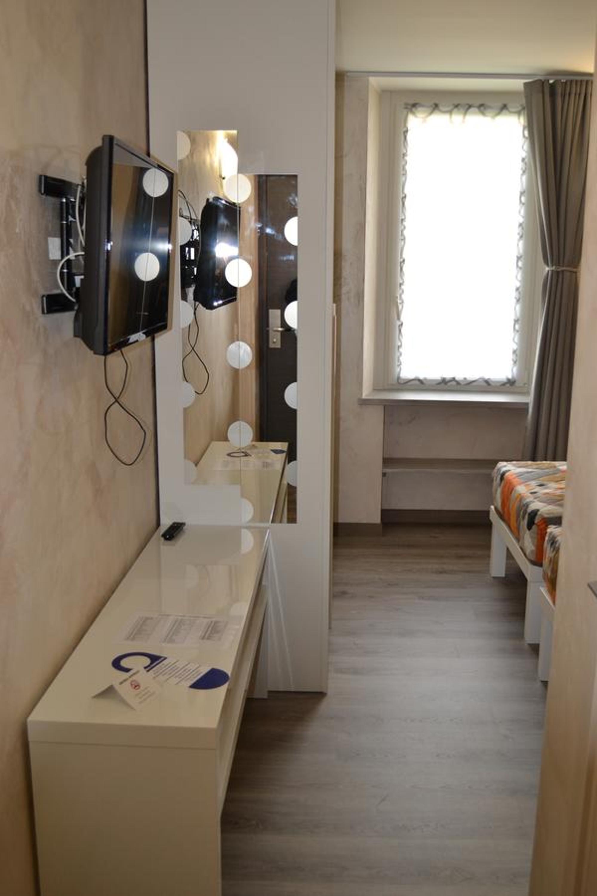 Twin Room with Shower - Photo 2