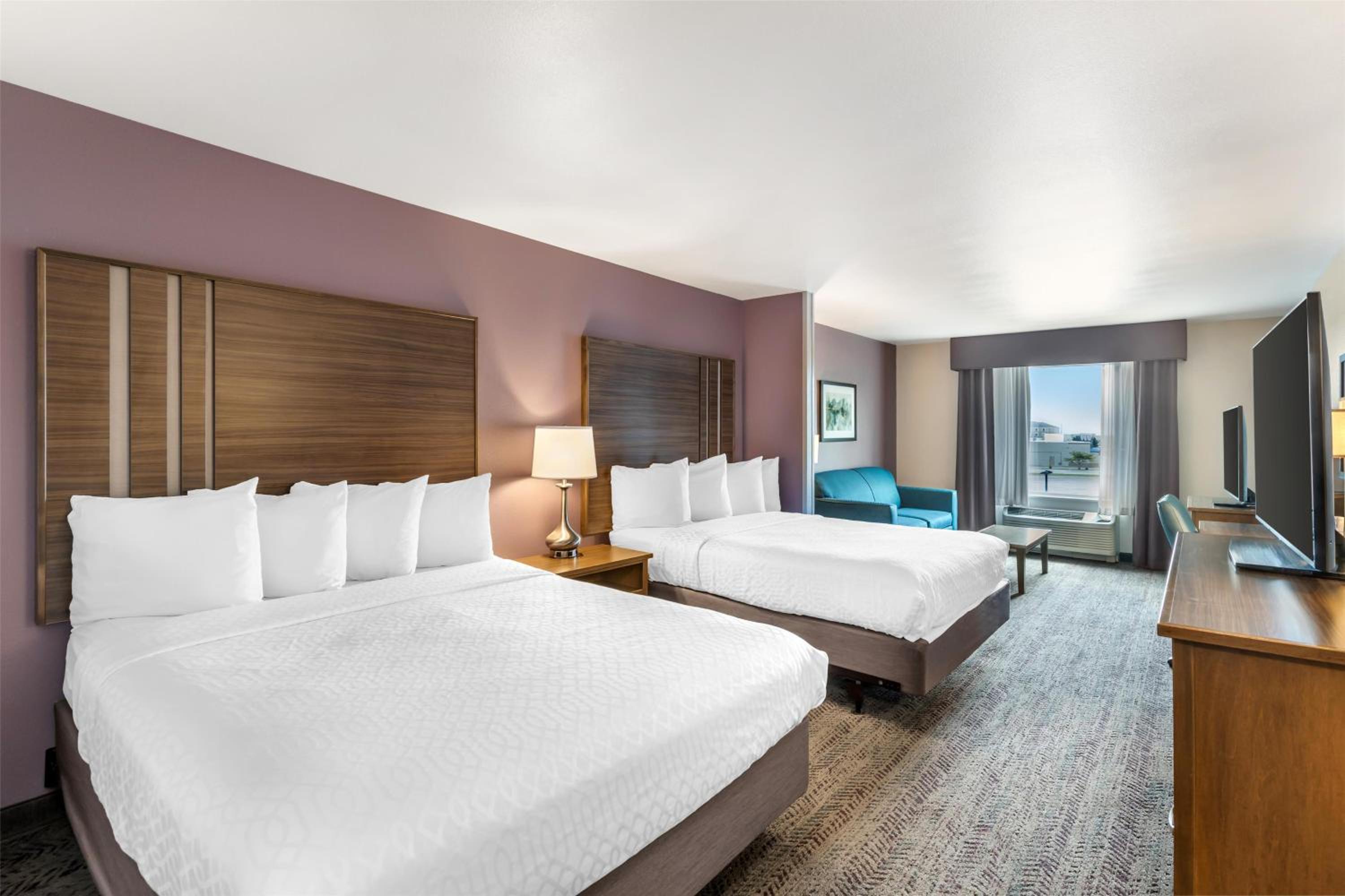 Queen Suite with Two Queen Beds and Bath Tub - Mobility Access - Photo 1