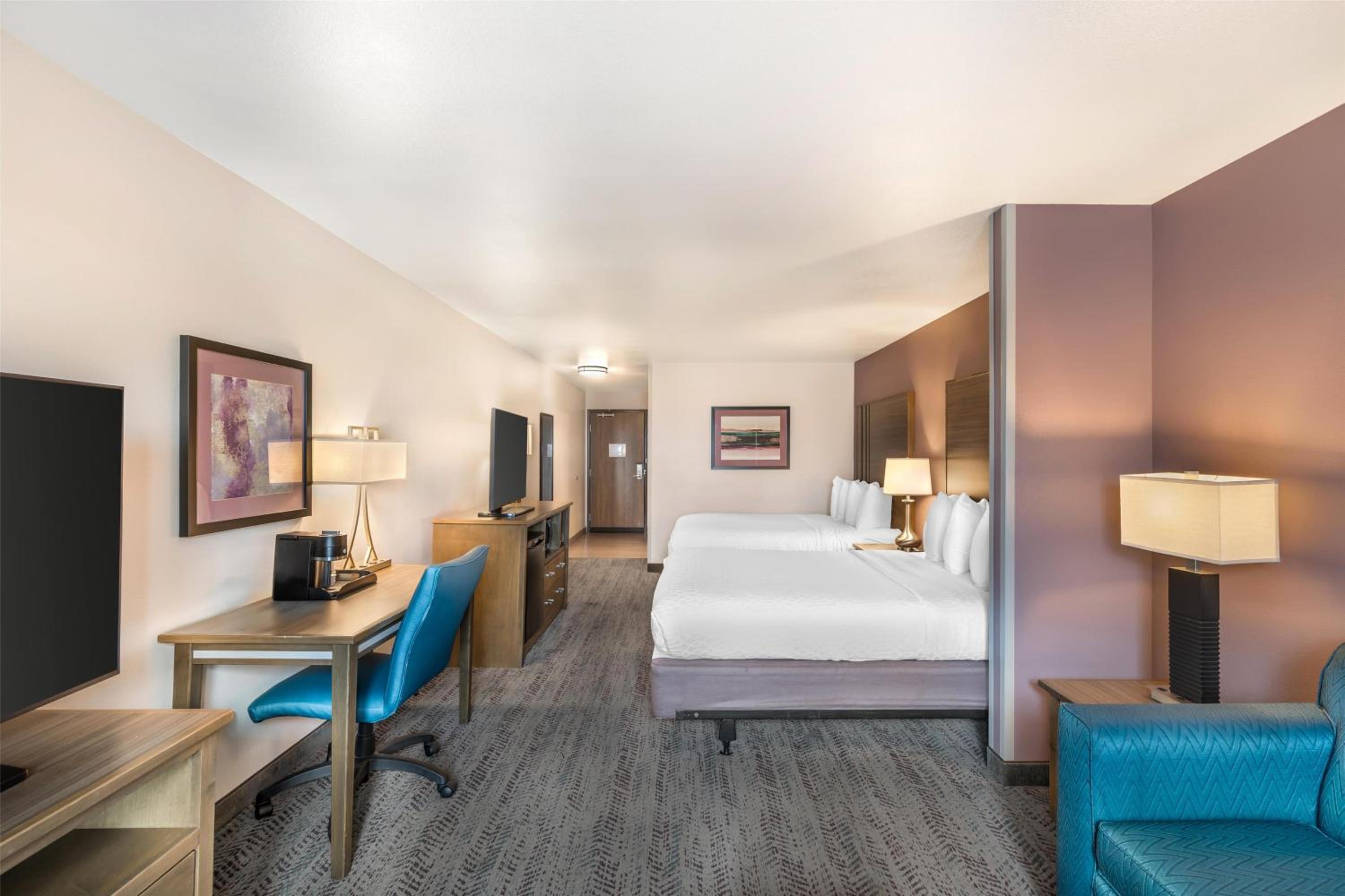 Queen Suite with Two Queen Beds and Bath Tub - Mobility Access - Photo 2