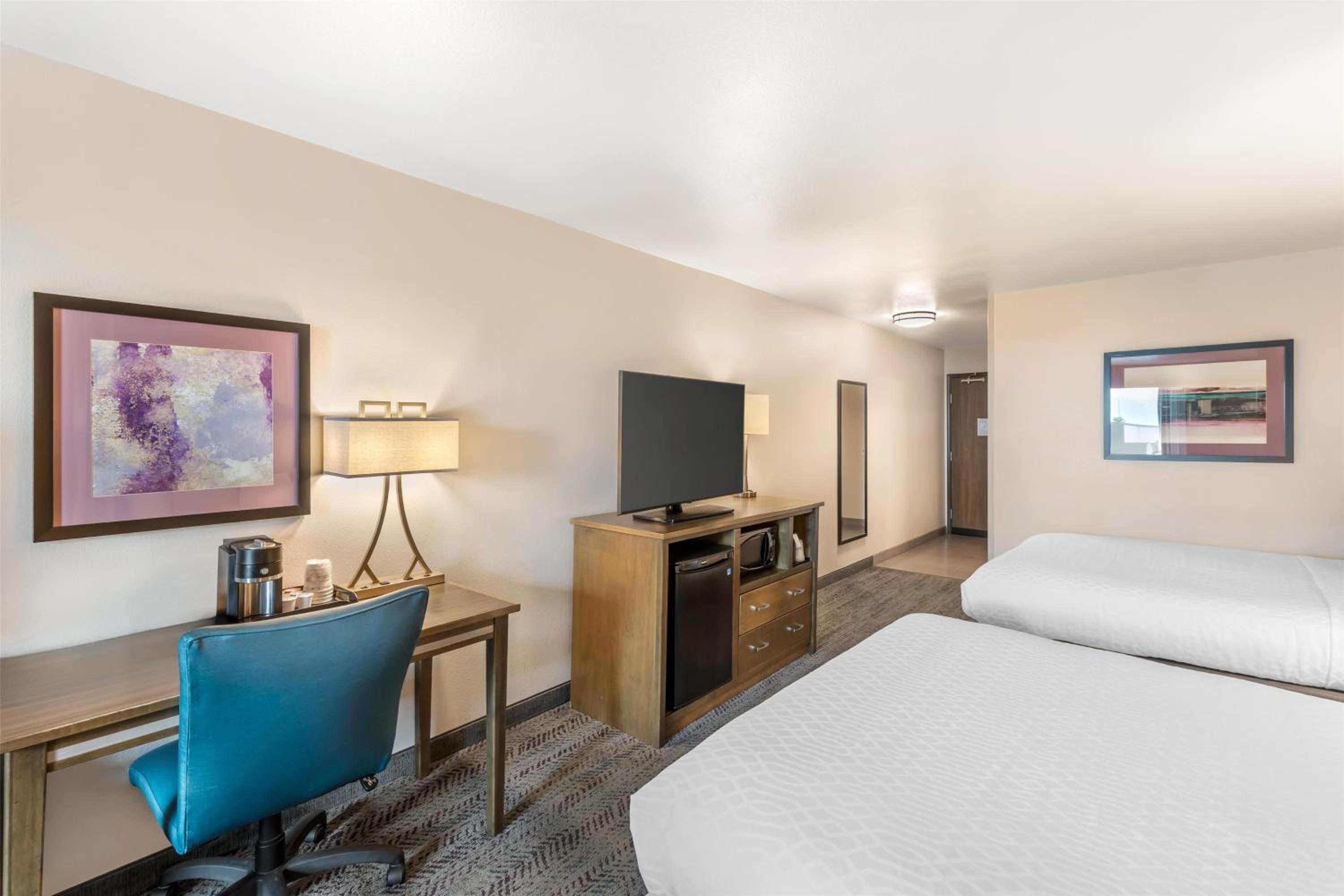 Queen Suite with Two Queen Beds and Bath Tub - Mobility Access - Photo 3