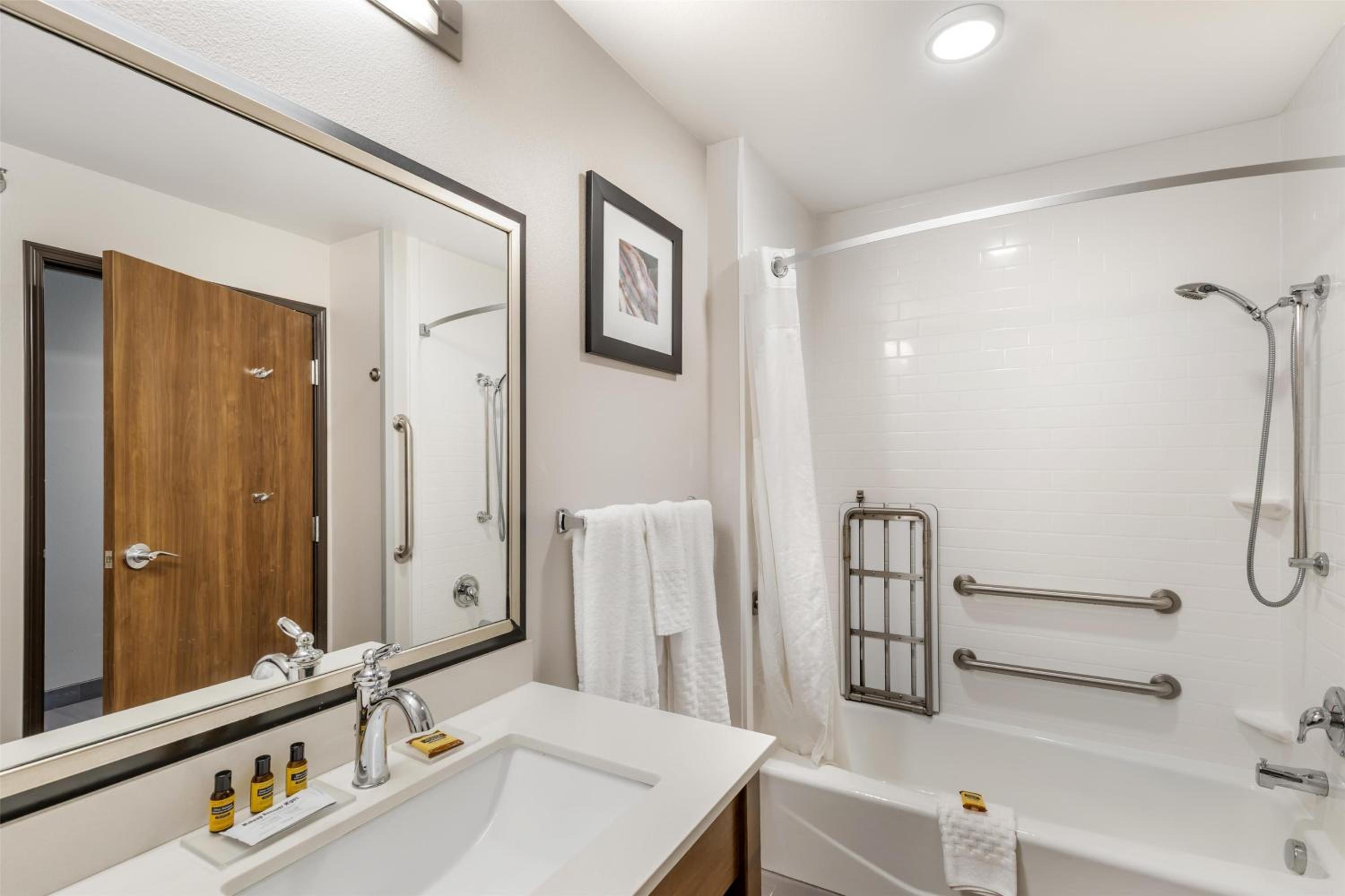 Queen Suite with Two Queen Beds and Bath Tub - Mobility Access - Photo 4