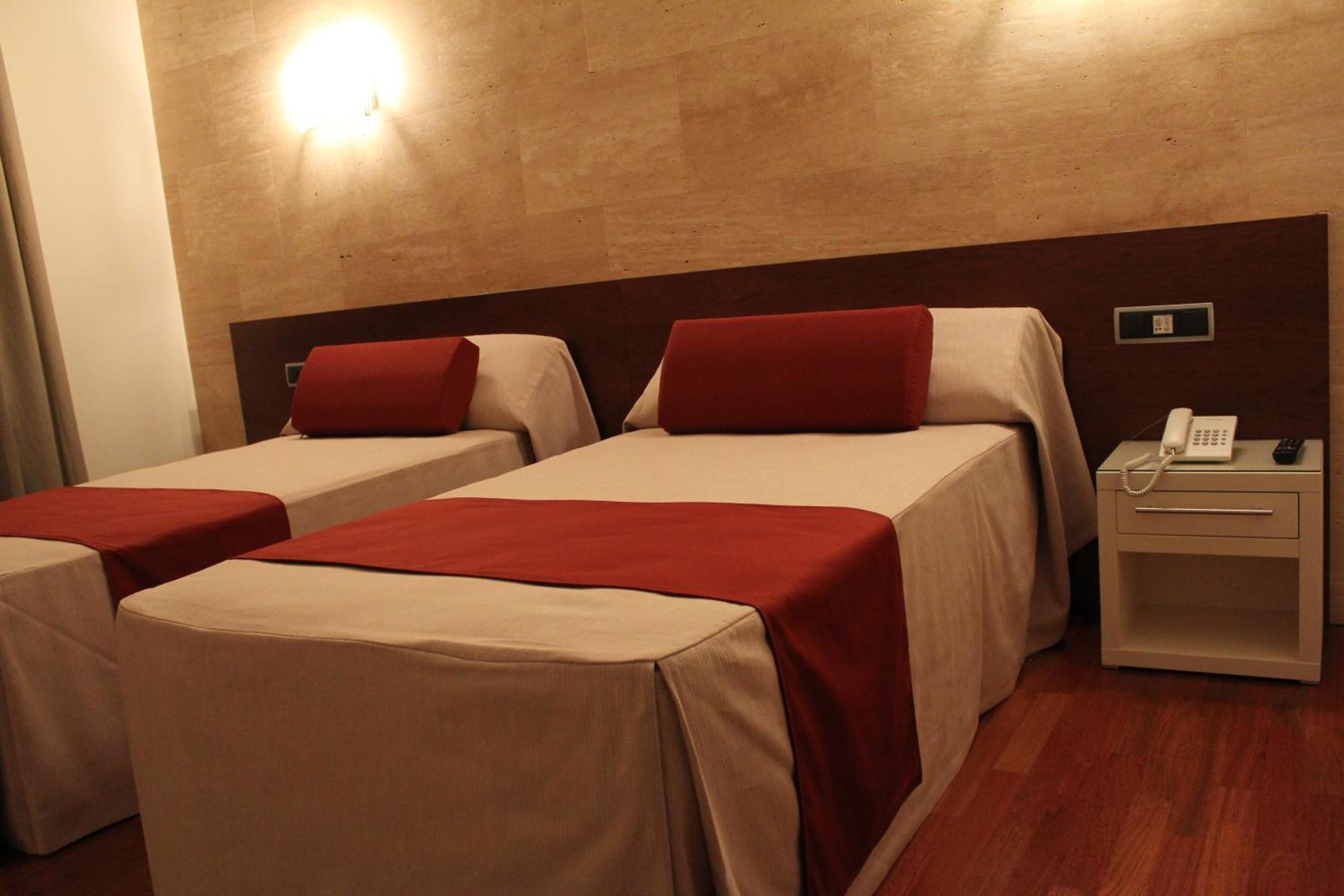 Double or Twin Room - Photo 9