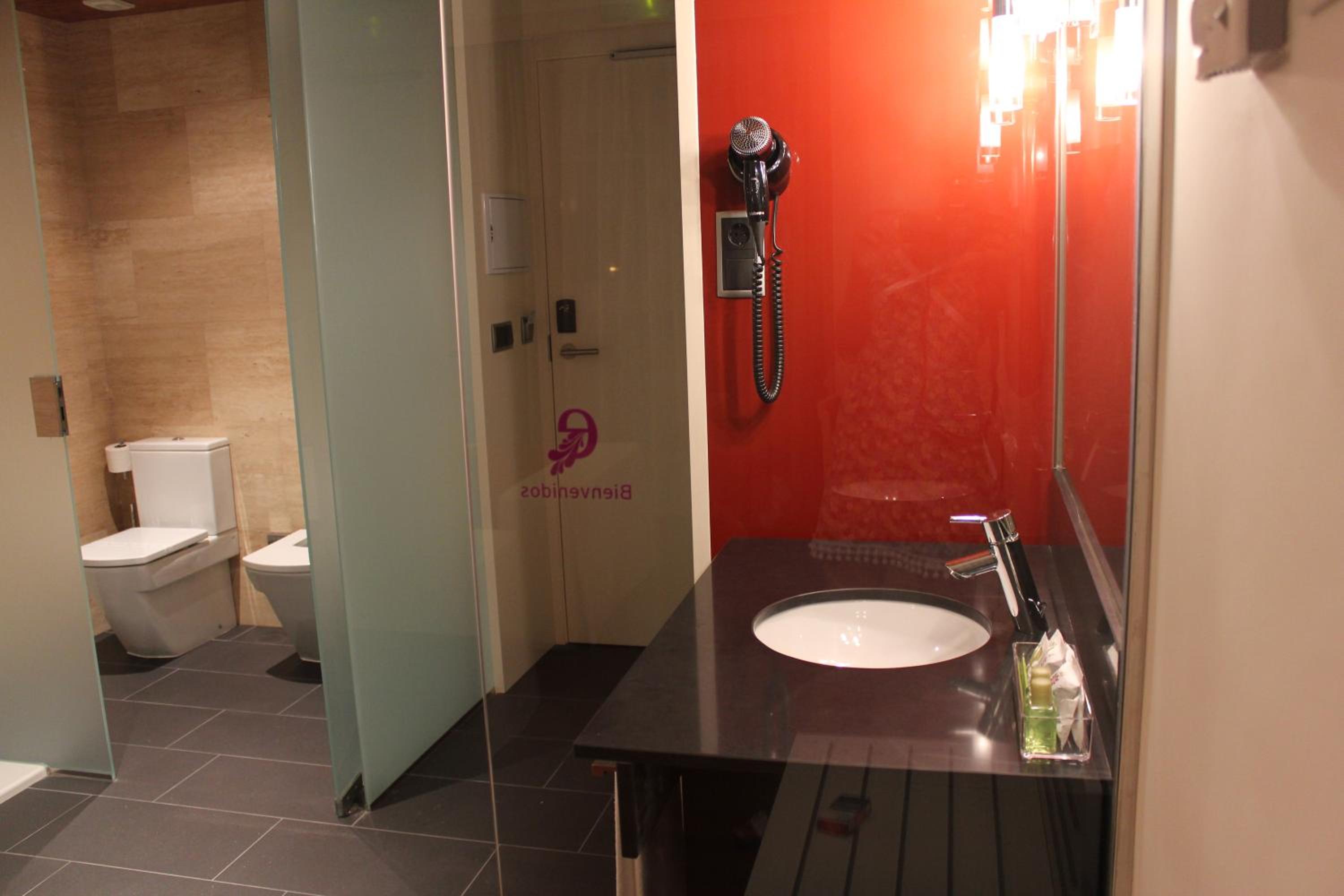 Double or Twin Room - Photo 8