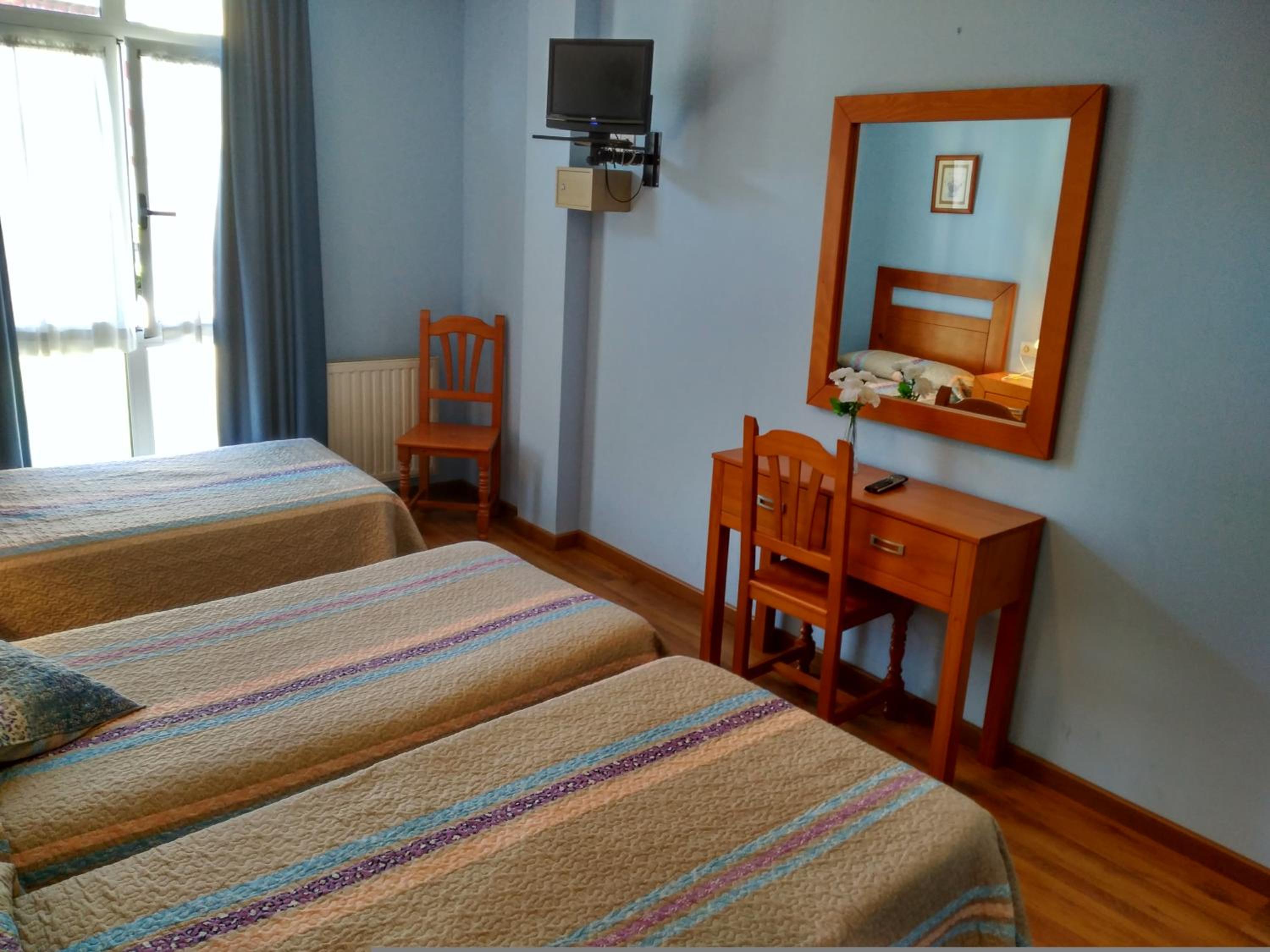 Double or Twin Room with Extra Bed - Photo 2