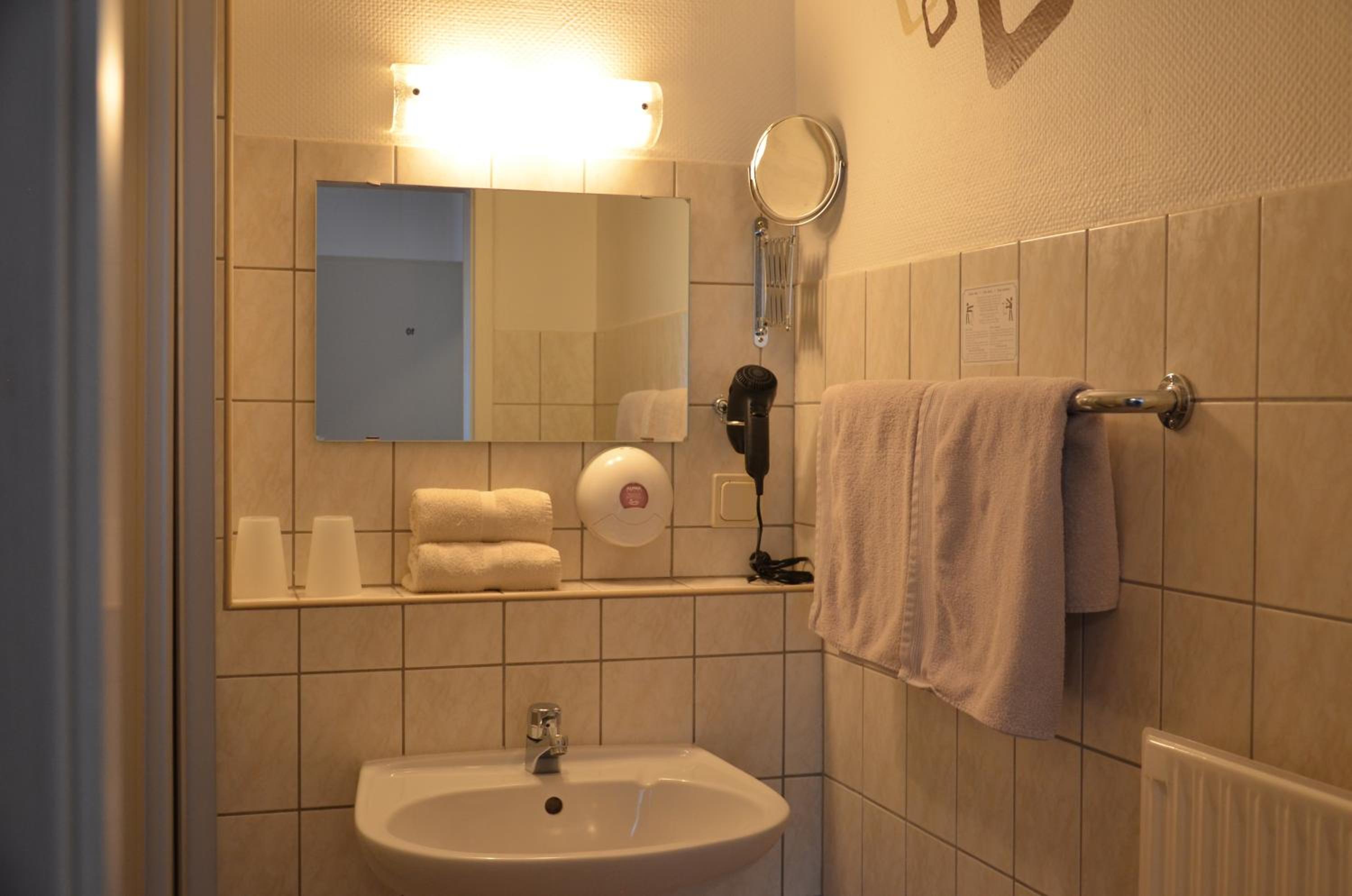 Budget Double Room photo 3