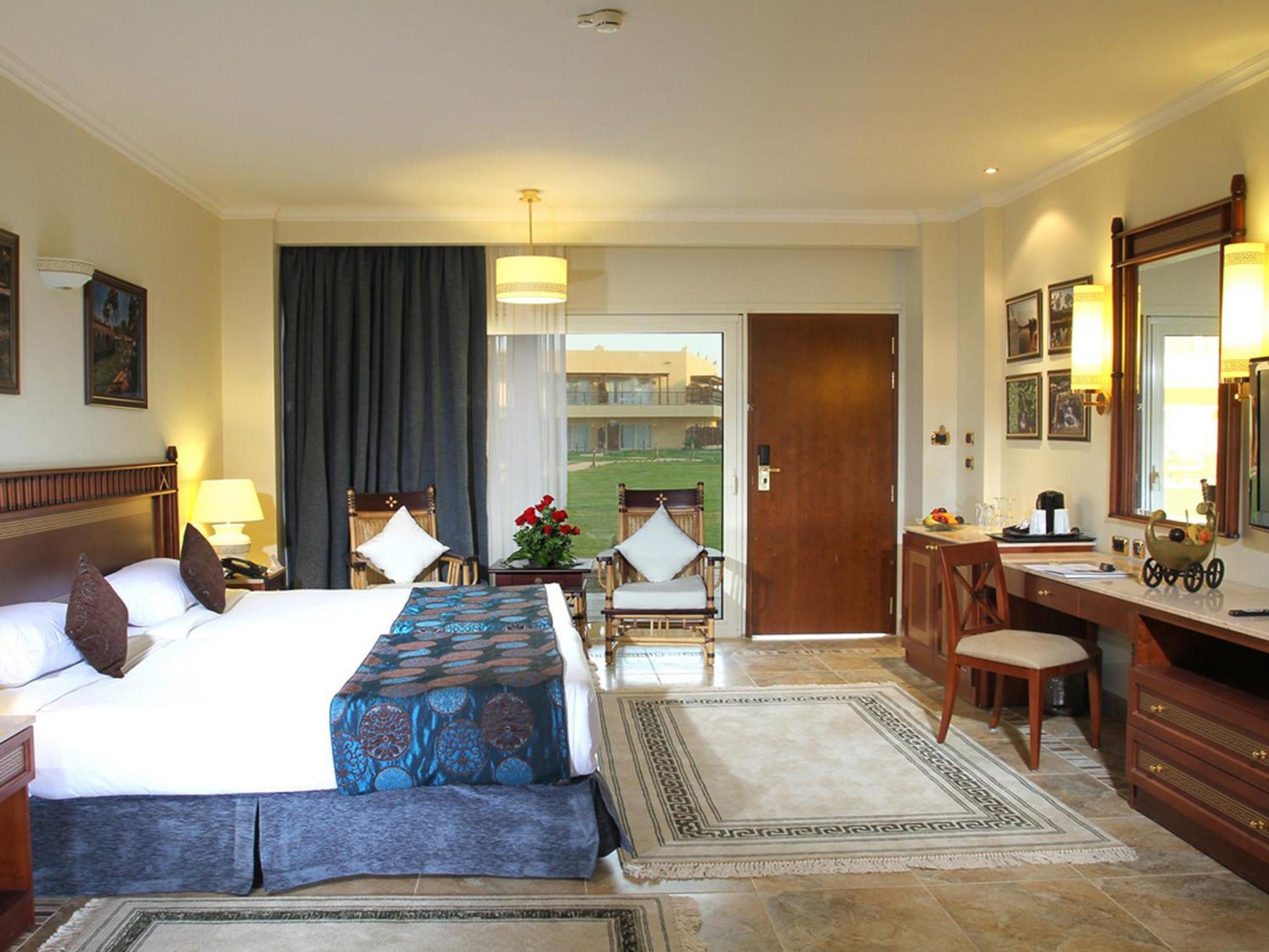 Deluxe Room Gardens View - Photo 3