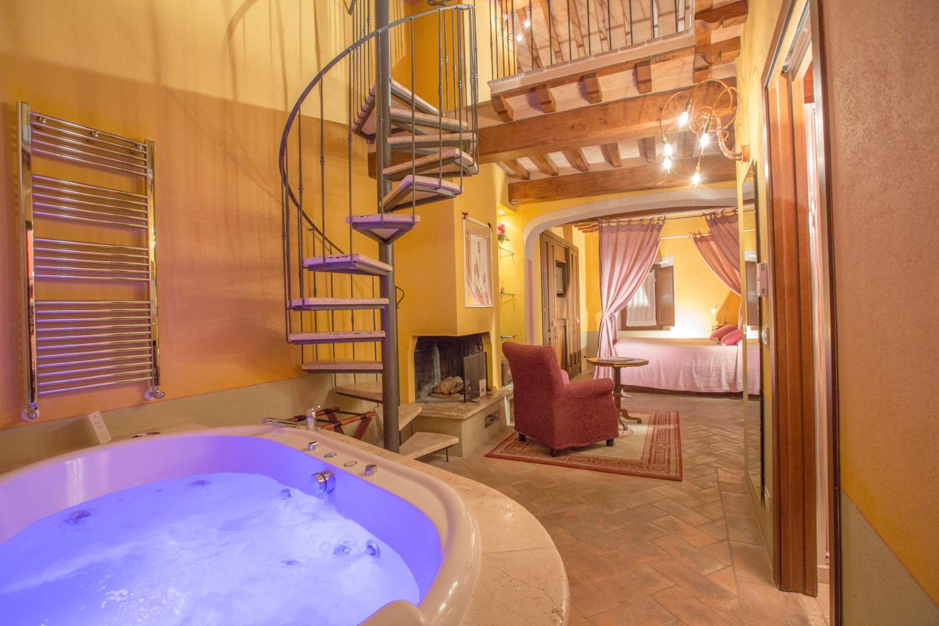 Suite with Hot Tub - Photo 3